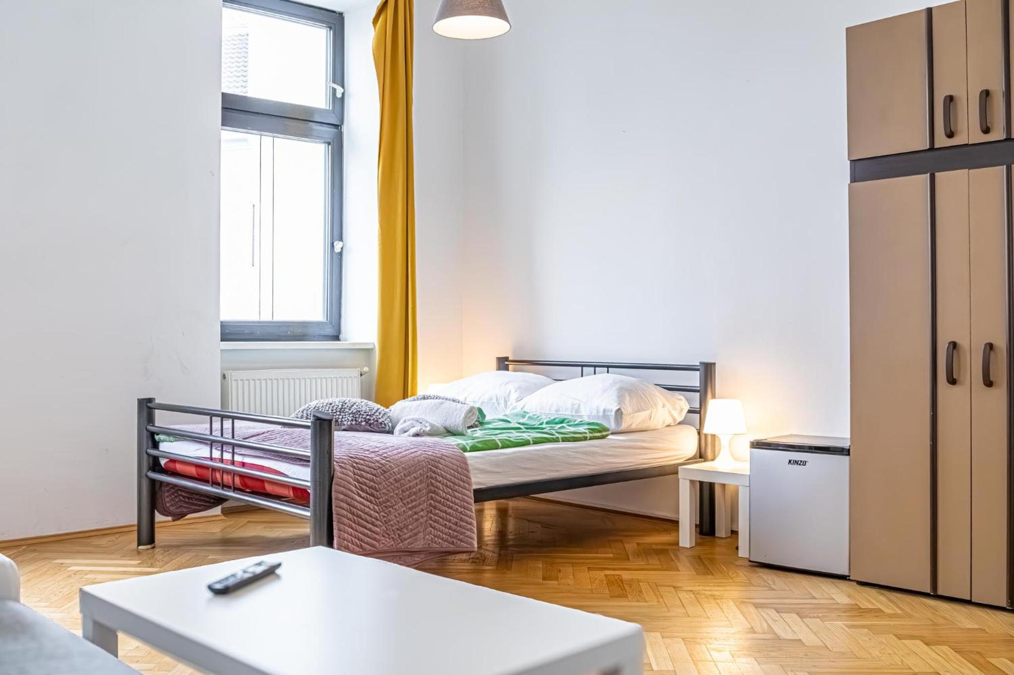 Near Danube and Lorenz Böhler - Stylish Private Rooms with Shared Garden, TV & WIFI