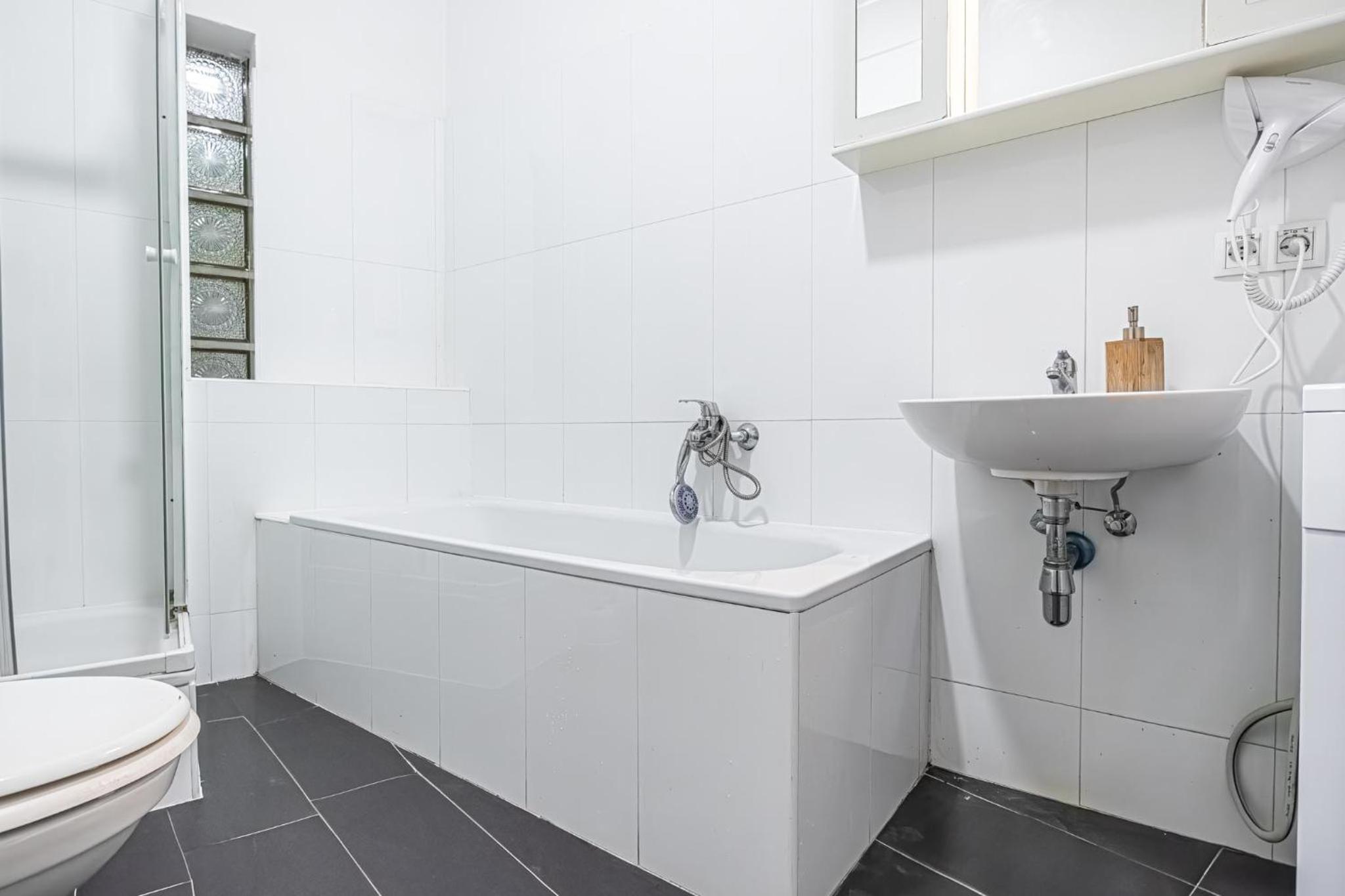 Near Danube and Lorenz Böhler - Stylish Private Rooms with Shared Garden, TV & WIFI