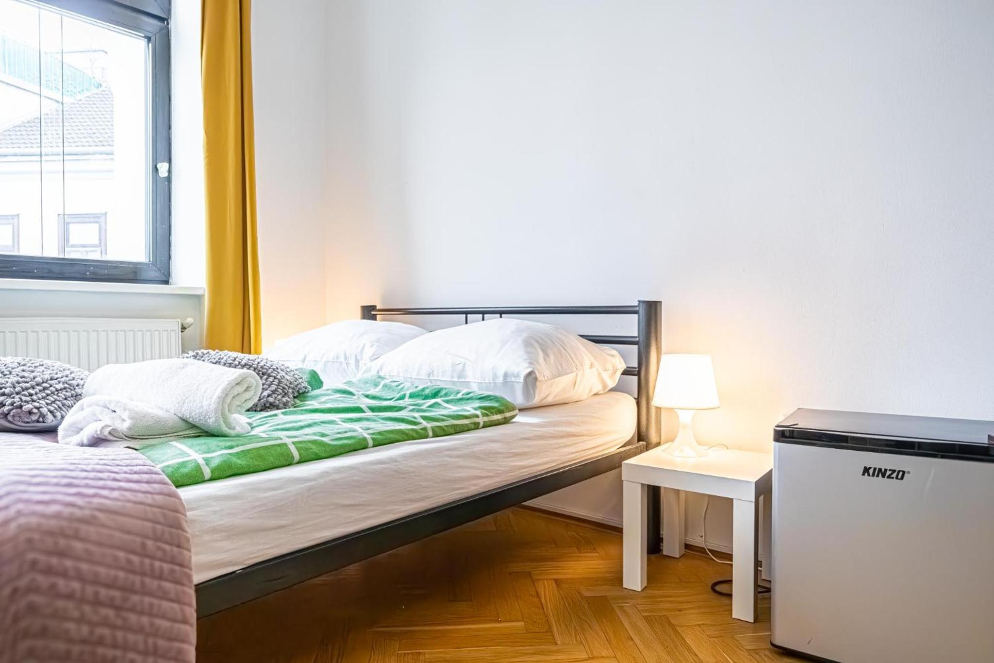 Near Danube and Lorenz Böhler - Stylish Private Rooms with Shared Garden, TV & WIFI