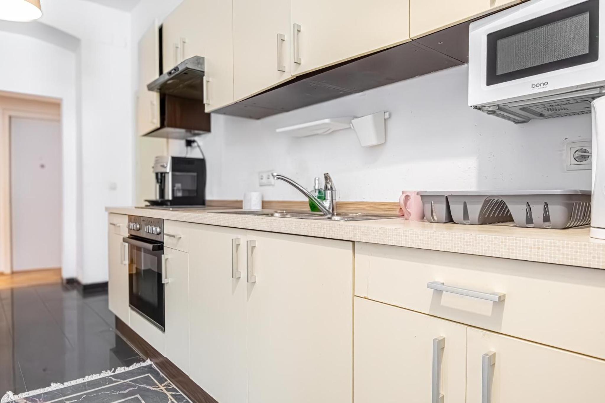 Near Danube and Lorenz Böhler - Stylish Private Rooms with Shared Garden, TV & WIFI