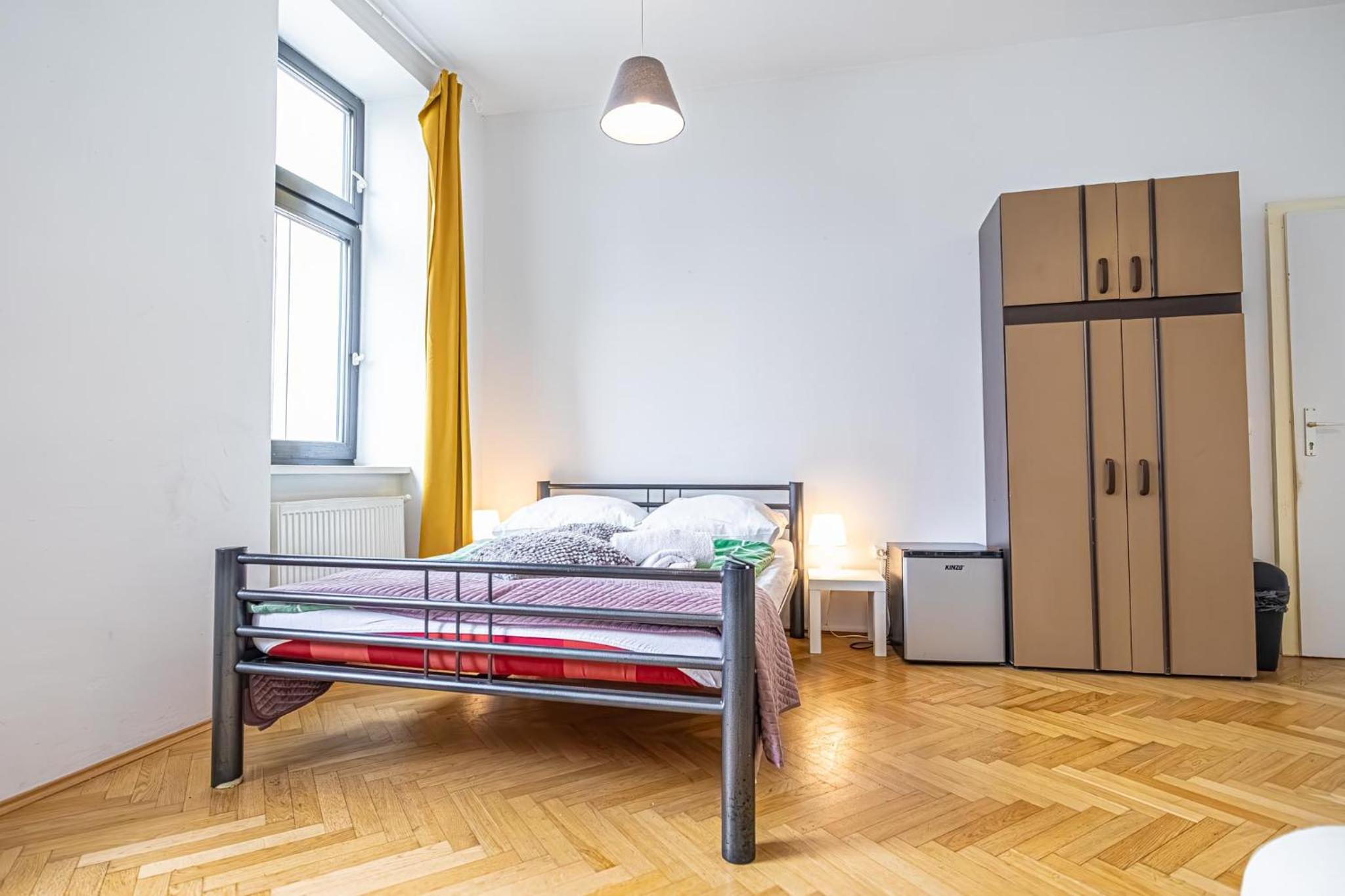 Near Danube and Lorenz Böhler - Stylish Private Rooms with Shared Garden, TV & WIFI