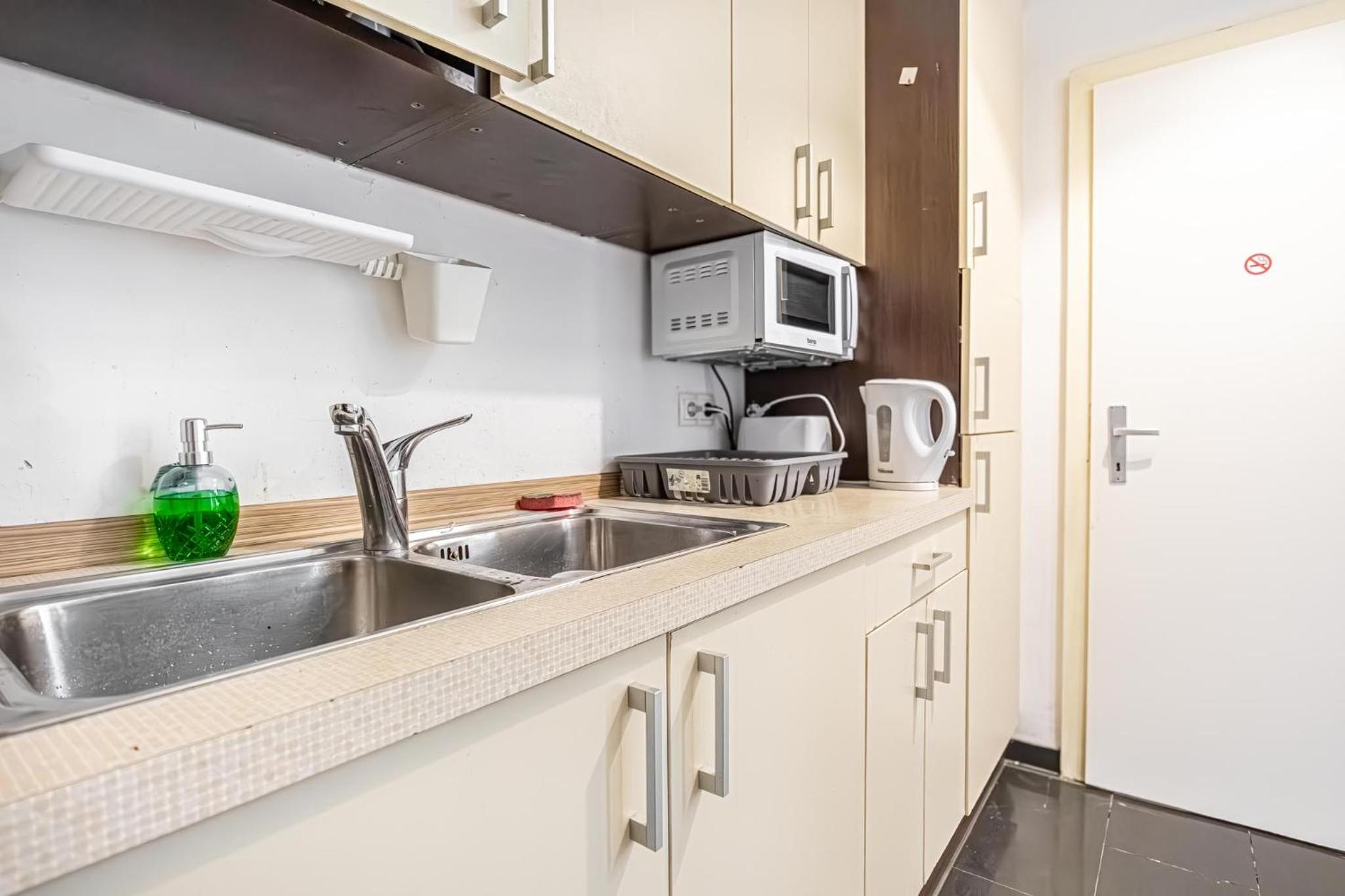Near Danube and Lorenz Böhler - Stylish Private Rooms with Shared Garden, TV & WIFI