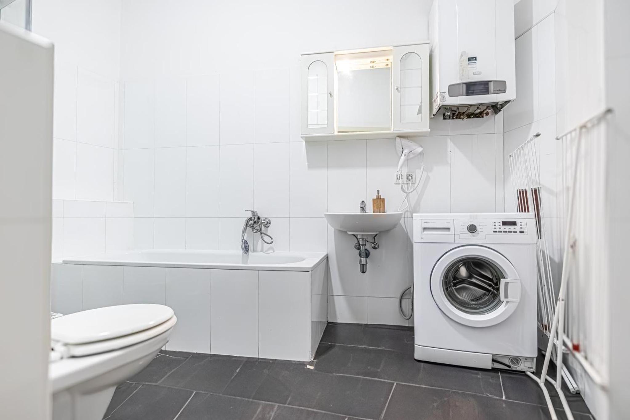 Near Danube and Lorenz Böhler - Stylish Private Rooms with Shared Garden, TV & WIFI