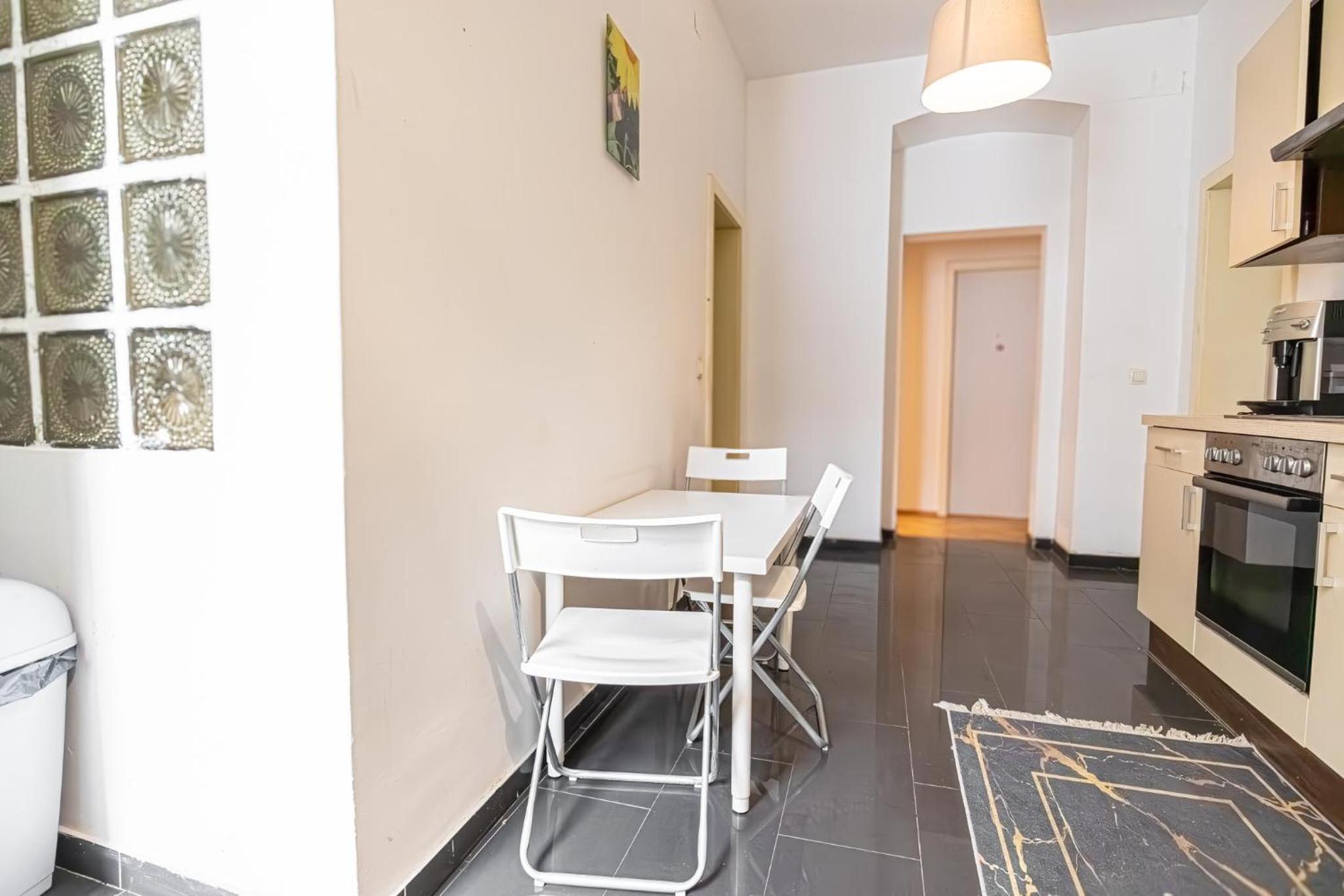 Near Danube and Lorenz Böhler - Stylish Private Rooms with Shared Garden, TV & WIFI