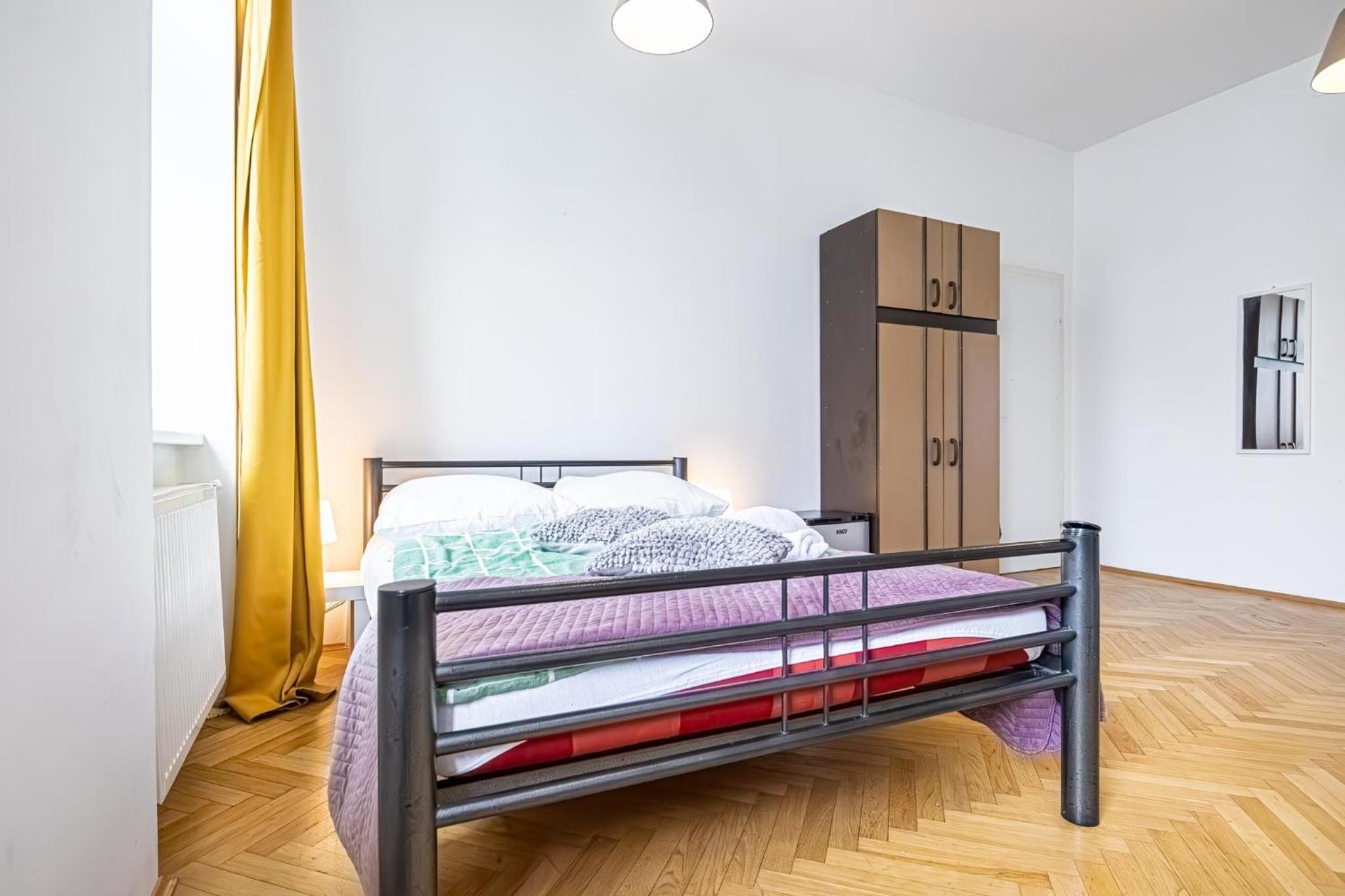 Near Danube and Lorenz Böhler - Stylish Private Rooms with Shared Garden, TV & WIFI