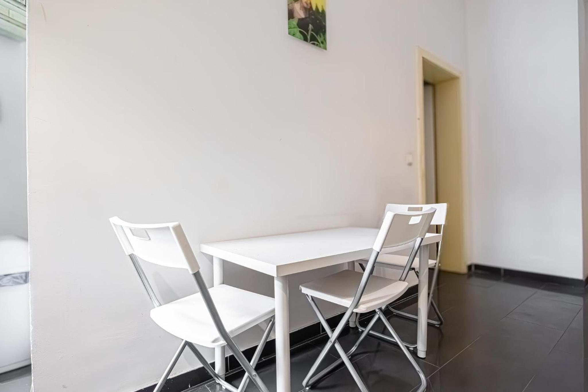 Near Danube and Lorenz Böhler - Stylish Private Rooms with Shared Garden, TV & WIFI