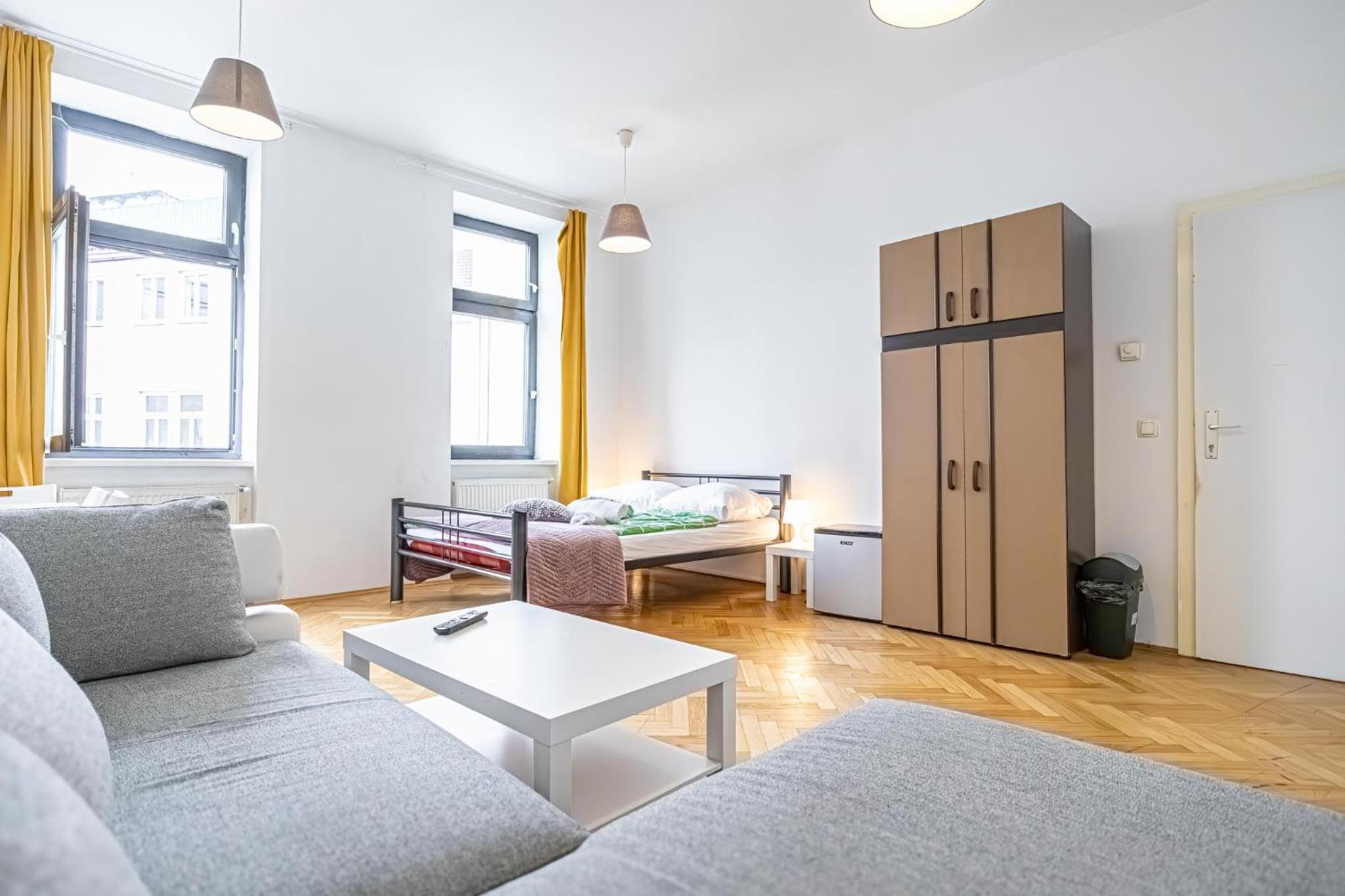 Near Danube and Lorenz Böhler - Stylish Private Rooms with Shared Garden, TV & WIFI