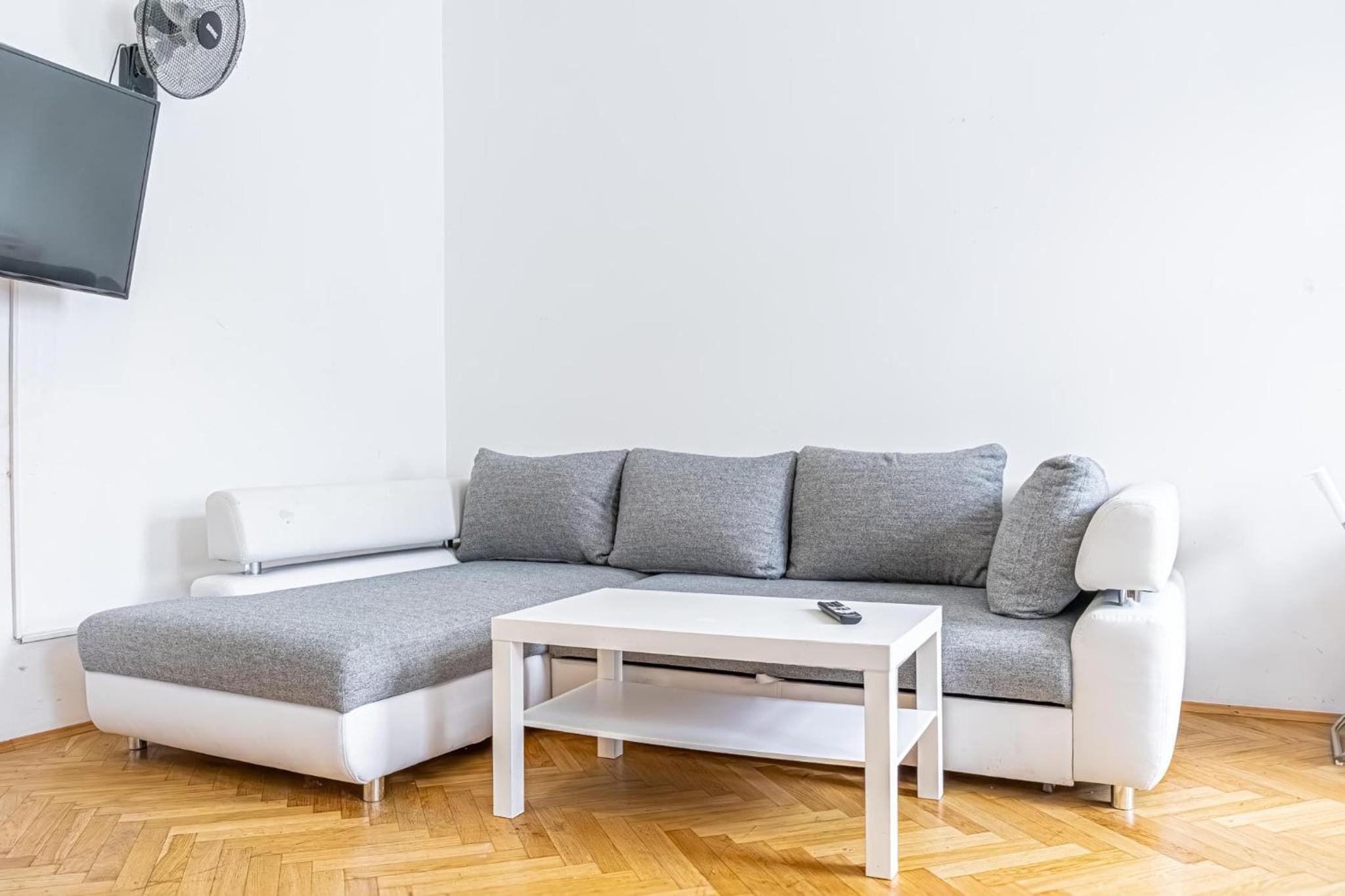 Near Danube and Lorenz Böhler - Stylish Private Rooms with Shared Garden, TV & WIFI