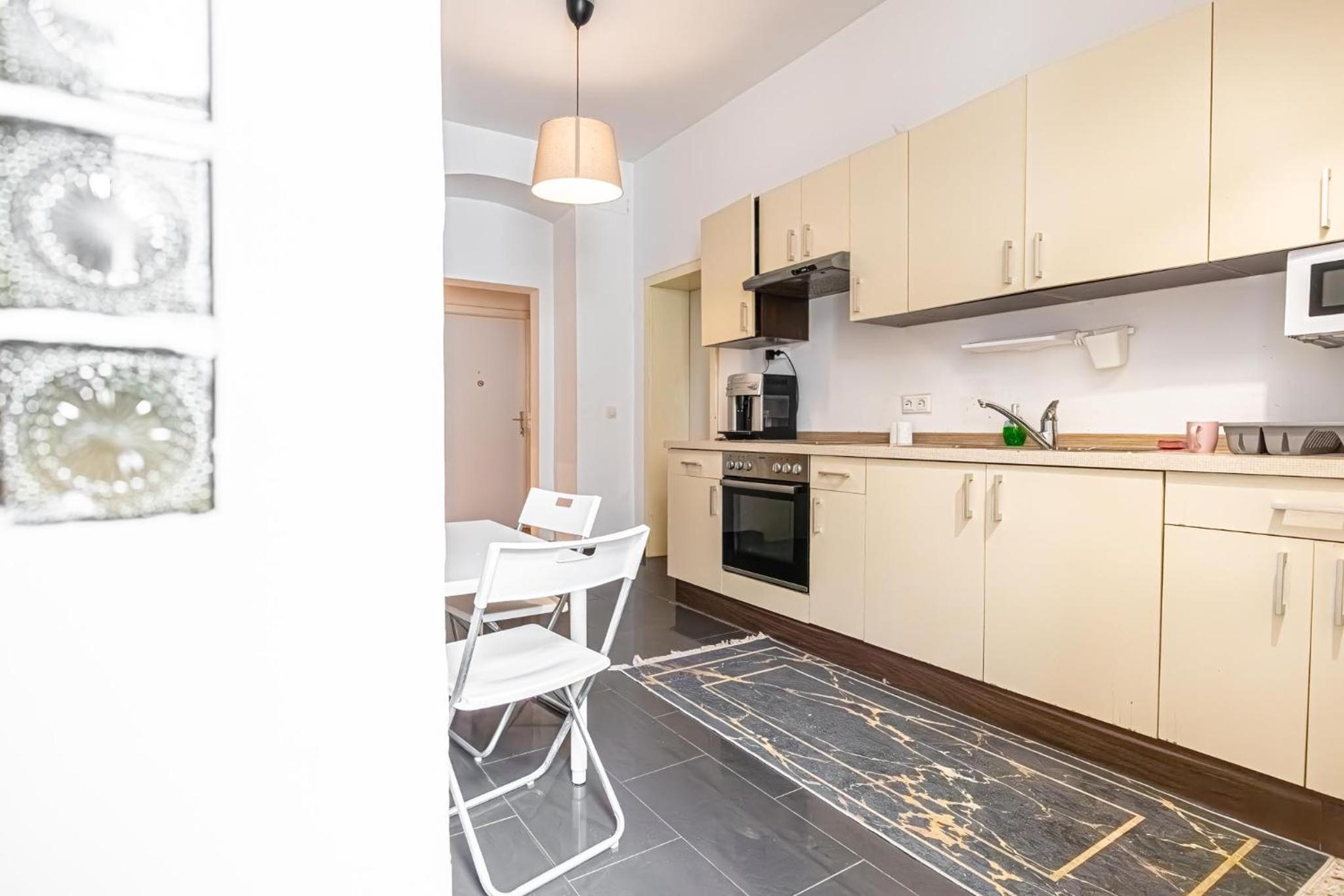 Near Danube and Lorenz Böhler - Stylish Private Rooms with Shared Garden, TV & WIFI