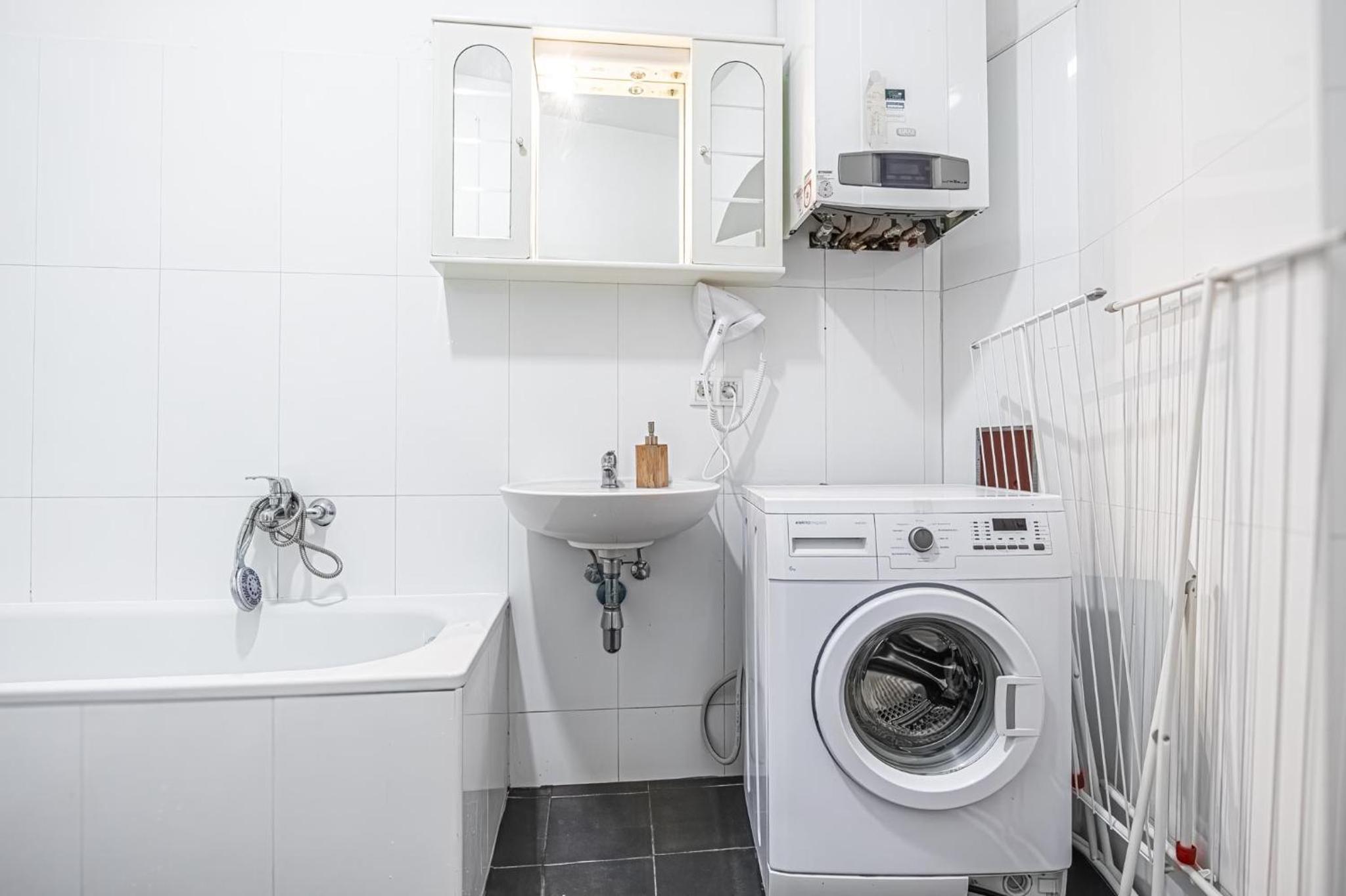 Near Danube and Lorenz Böhler - Stylish Private Rooms with Shared Garden, TV & WIFI