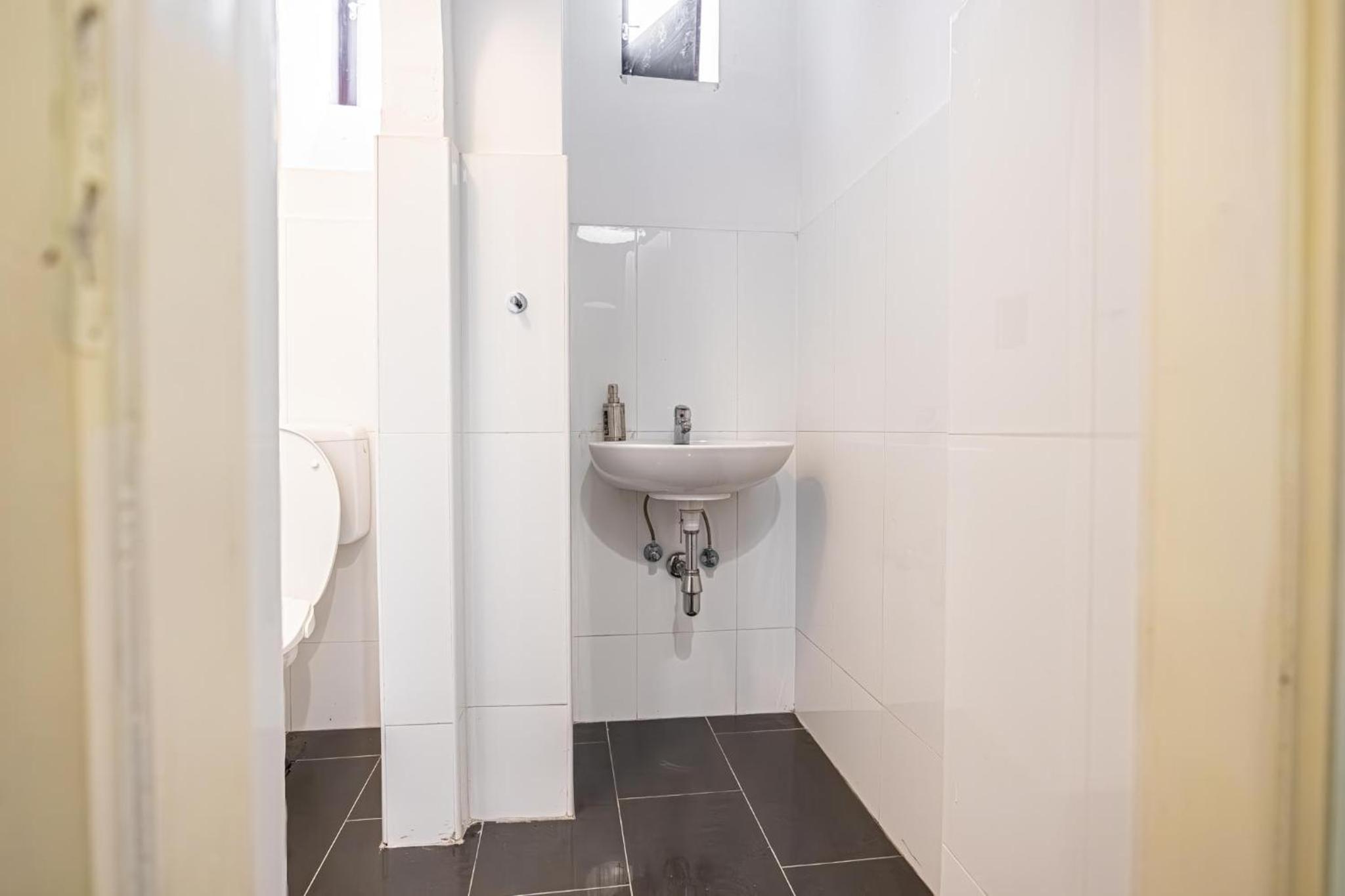 Near Danube and Lorenz Böhler - Stylish Private Rooms with Shared Garden, TV & WIFI