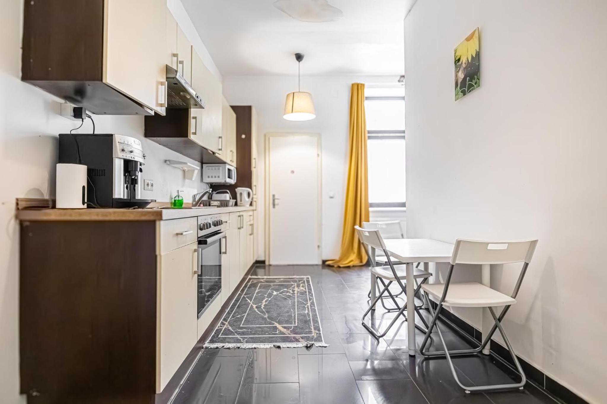 Near Danube and Lorenz Böhler - Stylish Private Rooms with Shared Garden, TV & WIFI