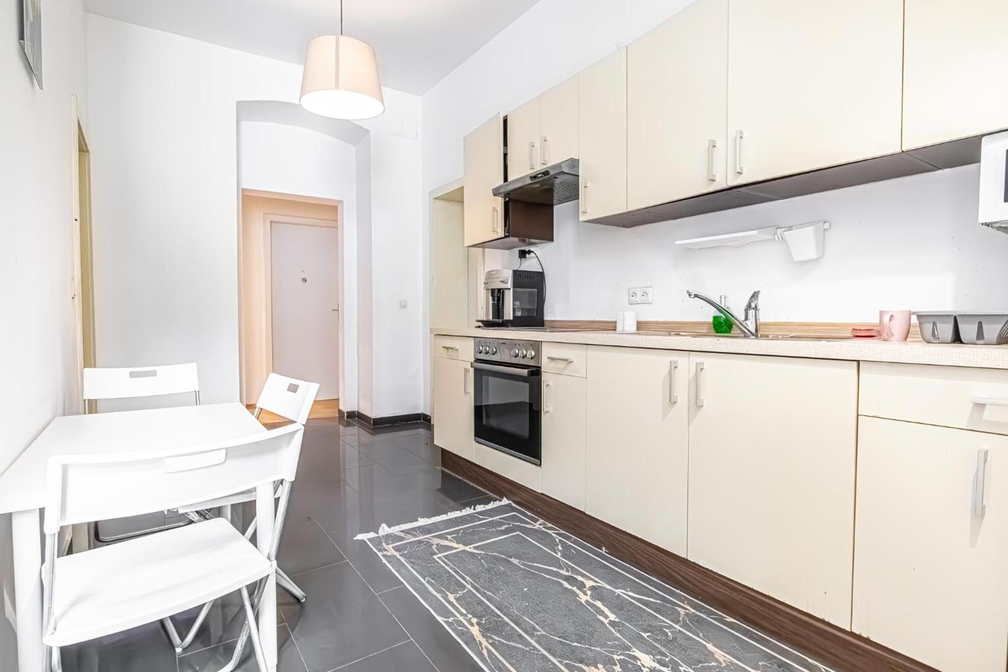 Near Danube and Lorenz Böhler - Stylish Private Rooms with Shared Garden, TV & WIFI