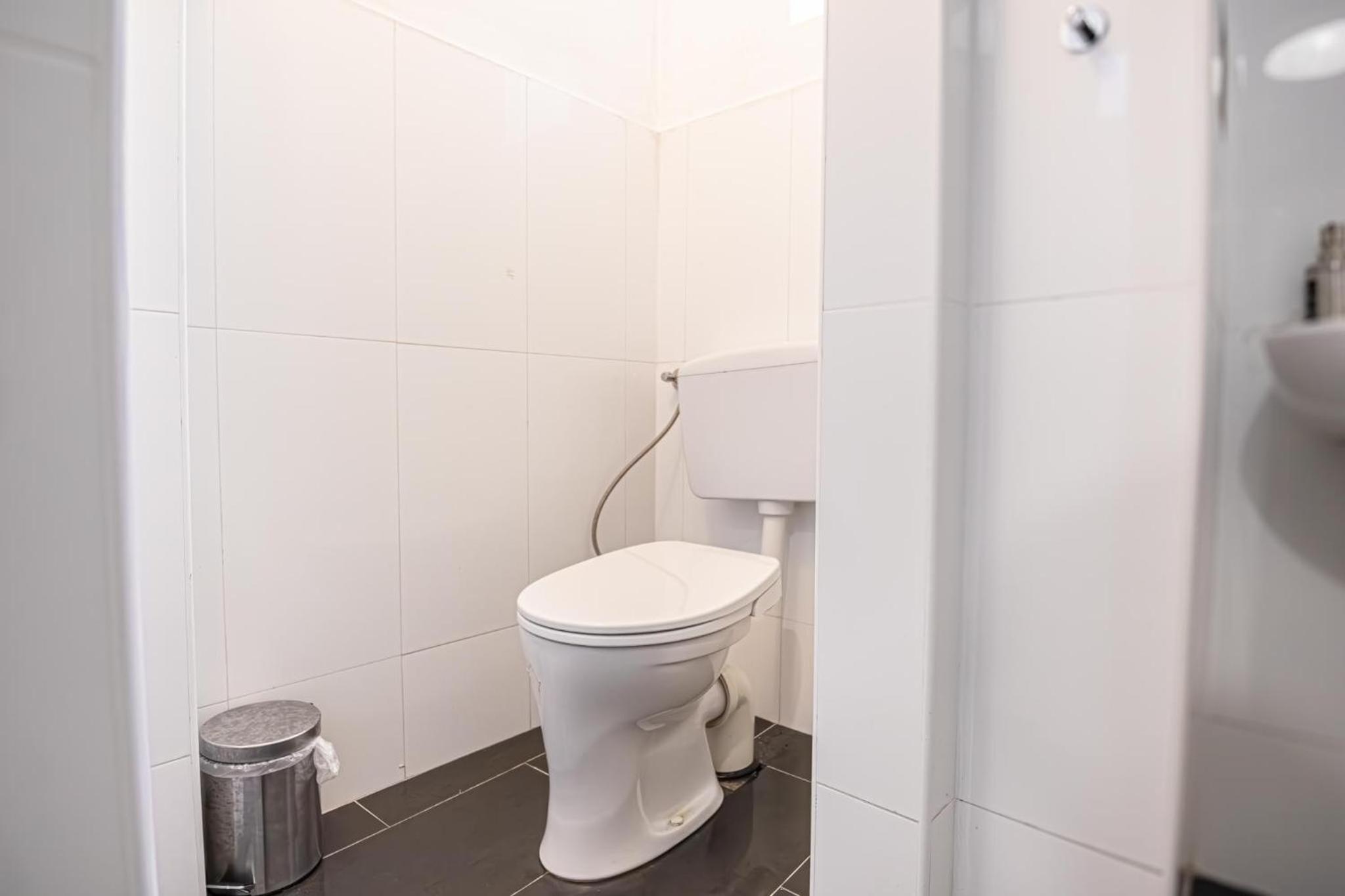 Near Danube and Lorenz Böhler - Stylish Private Rooms with Shared Garden, TV & WIFI