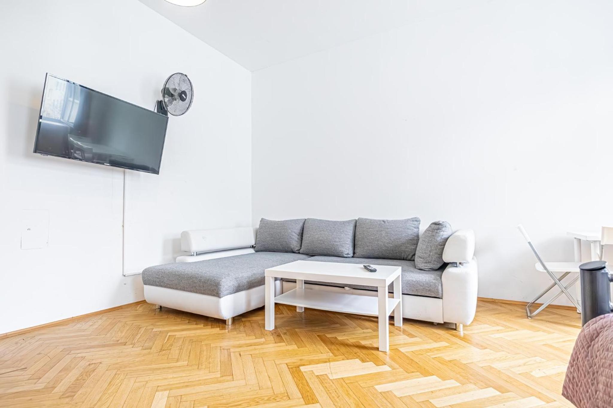 Near Danube and Lorenz Böhler - Stylish Private Rooms with Shared Garden, TV & WIFI