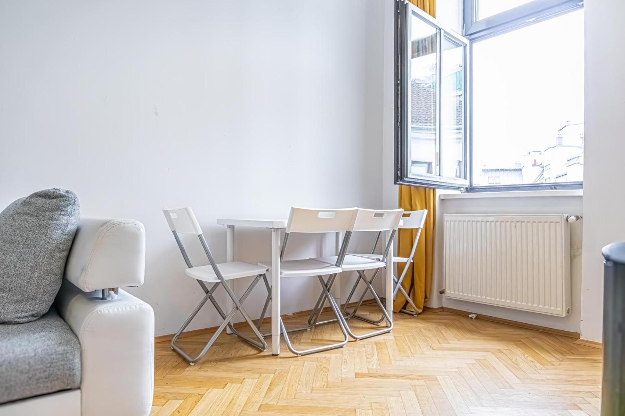 Near Danube and Lorenz Böhler - Stylish Private Rooms with Shared Garden, TV & WIFI