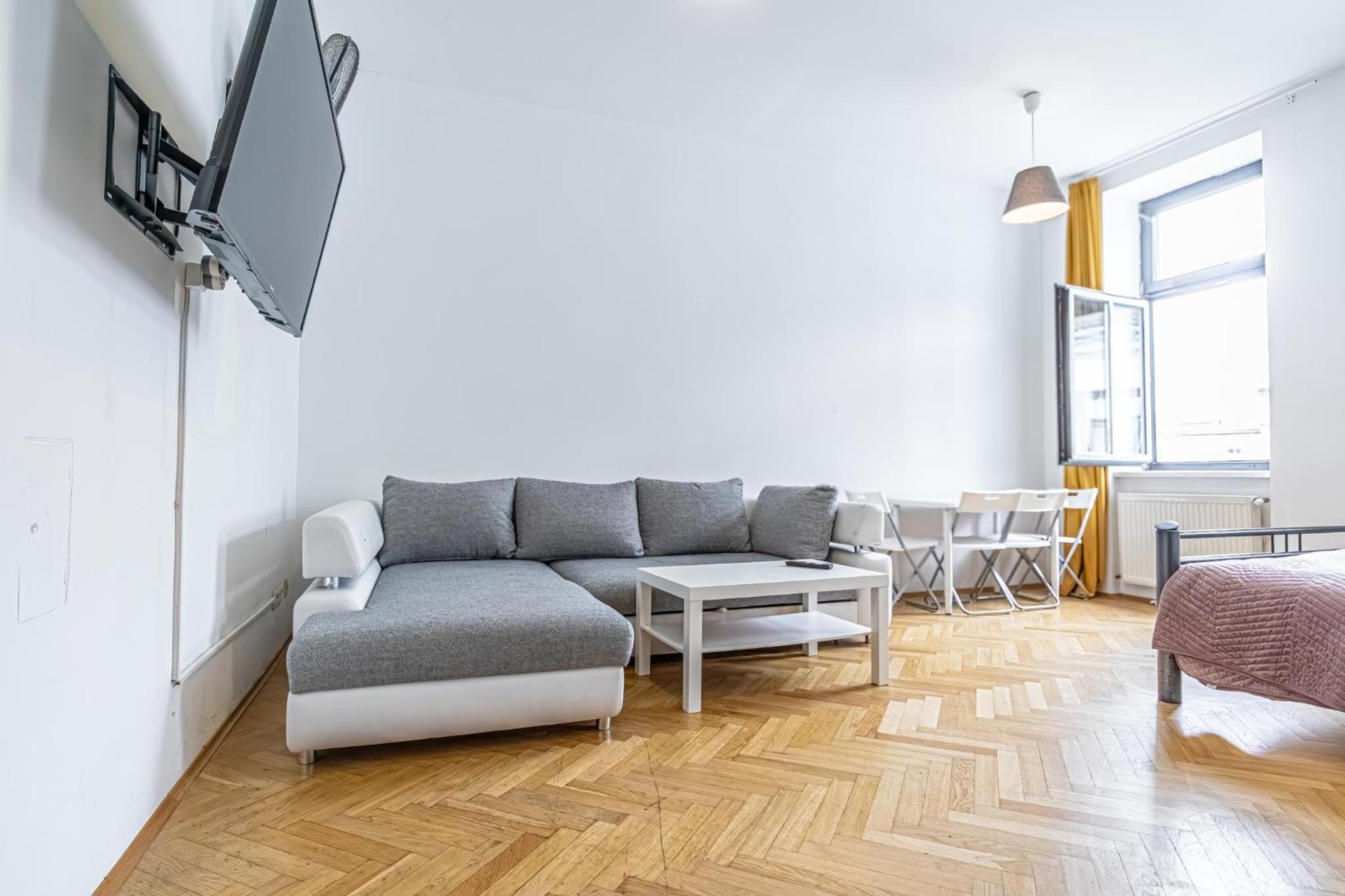 Near Danube and Lorenz Böhler - Stylish Private Rooms with Shared Garden, TV & WIFI