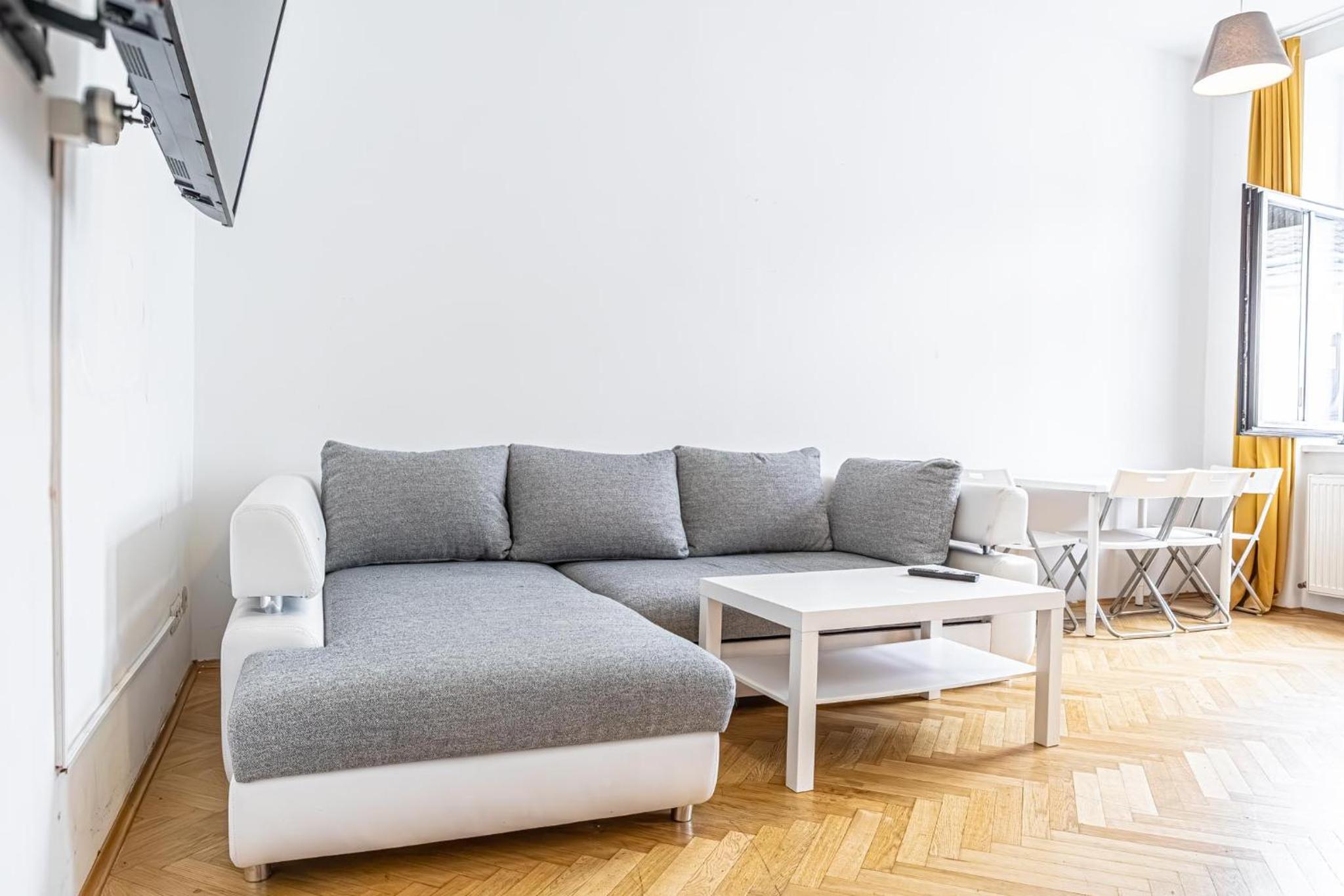 Near Danube and Lorenz Böhler - Stylish Private Rooms with Shared Garden, TV & WIFI
