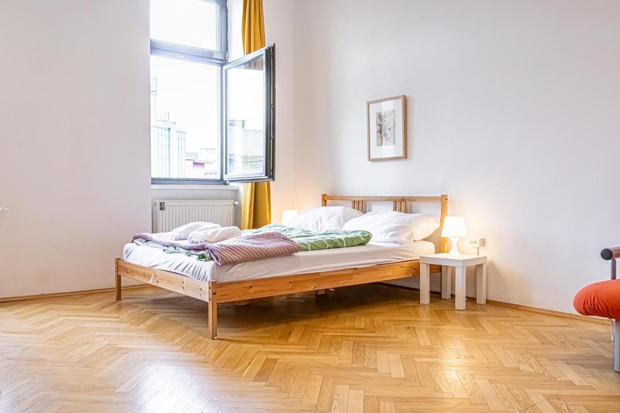 Near Danube and Lorenz Böhler - Stylish Private Rooms with Shared Garden, TV & WIFI