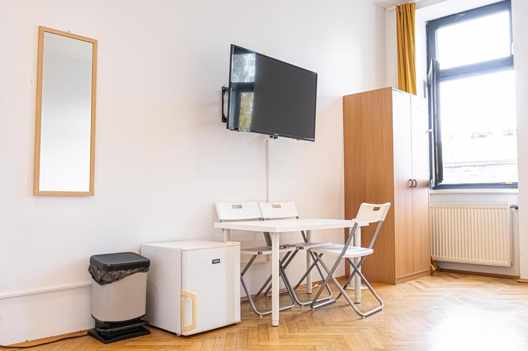 Near Danube and Lorenz Böhler - Stylish Private Rooms with Shared Garden, TV & WIFI