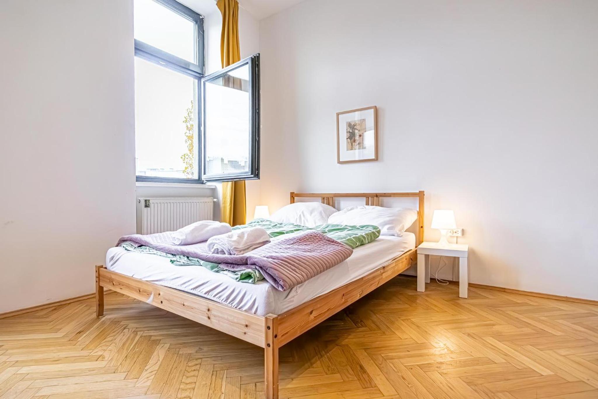 Near Danube and Lorenz Böhler - Stylish Private Rooms with Shared Garden, TV & WIFI