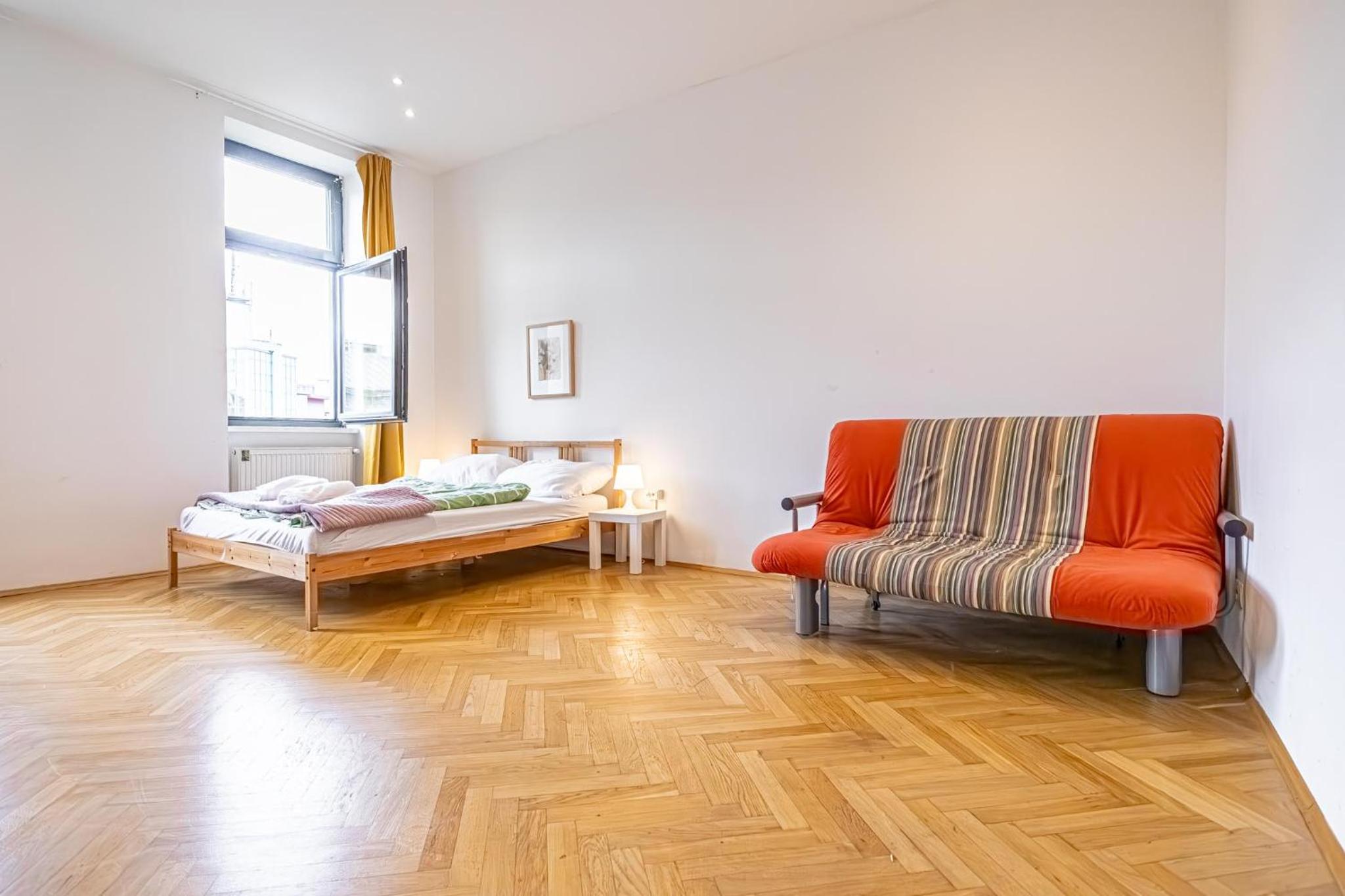 Near Danube and Lorenz Böhler - Stylish Private Rooms with Shared Garden, TV & WIFI