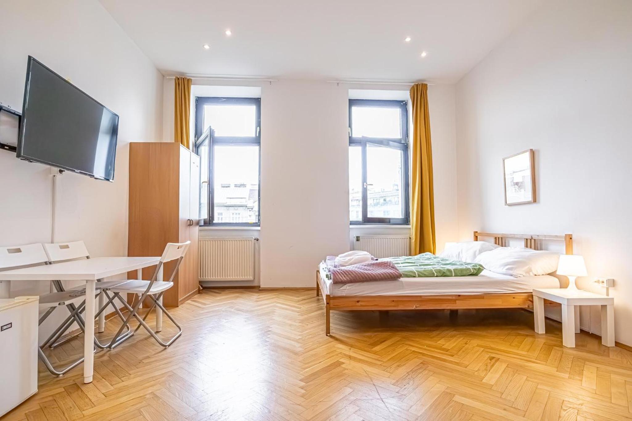 Near Danube and Lorenz Böhler - Stylish Private Rooms with Shared Garden, TV & WIFI