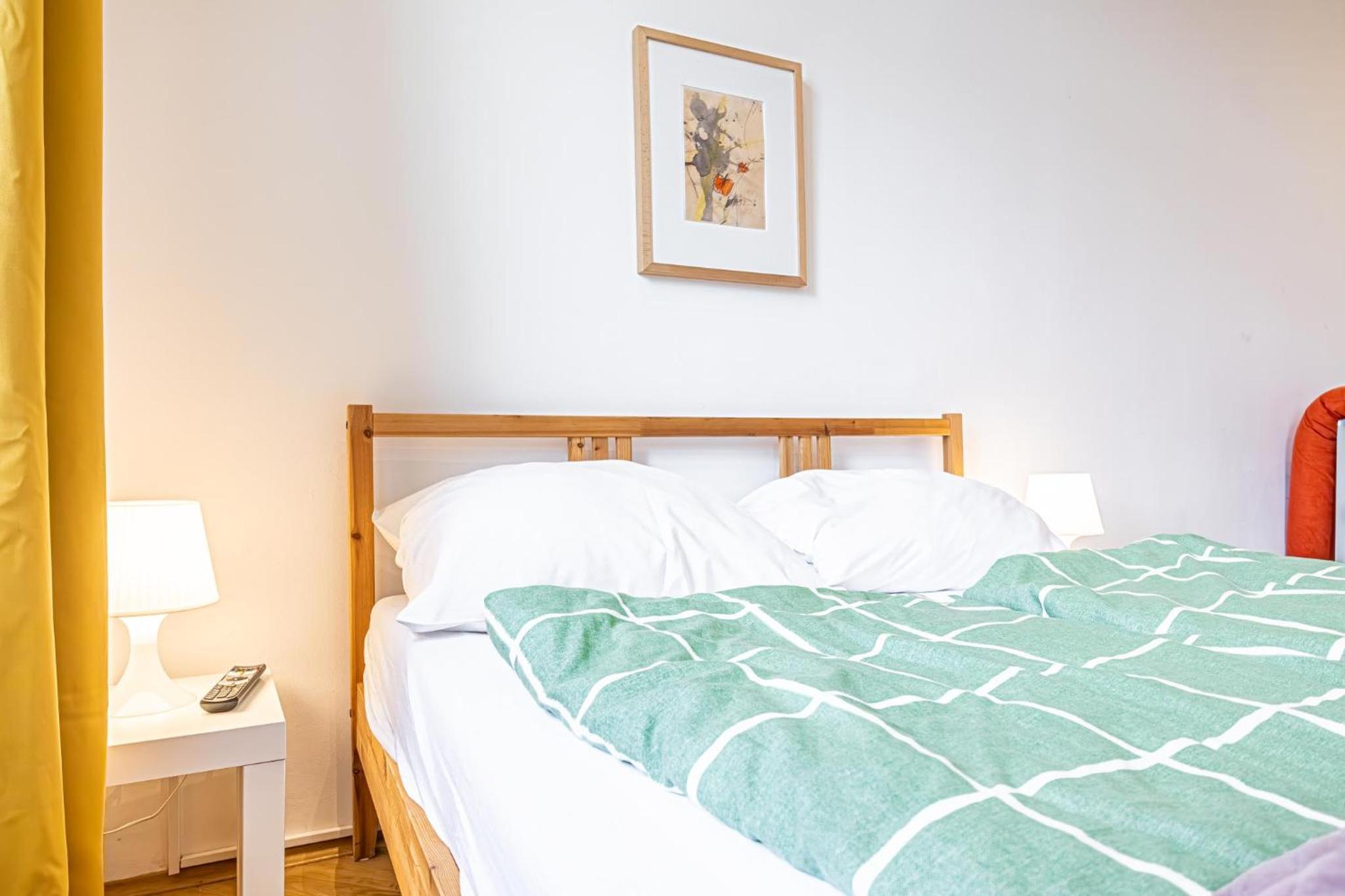 Near Danube and Lorenz Böhler - Stylish Private Rooms with Shared Garden, TV & WIFI