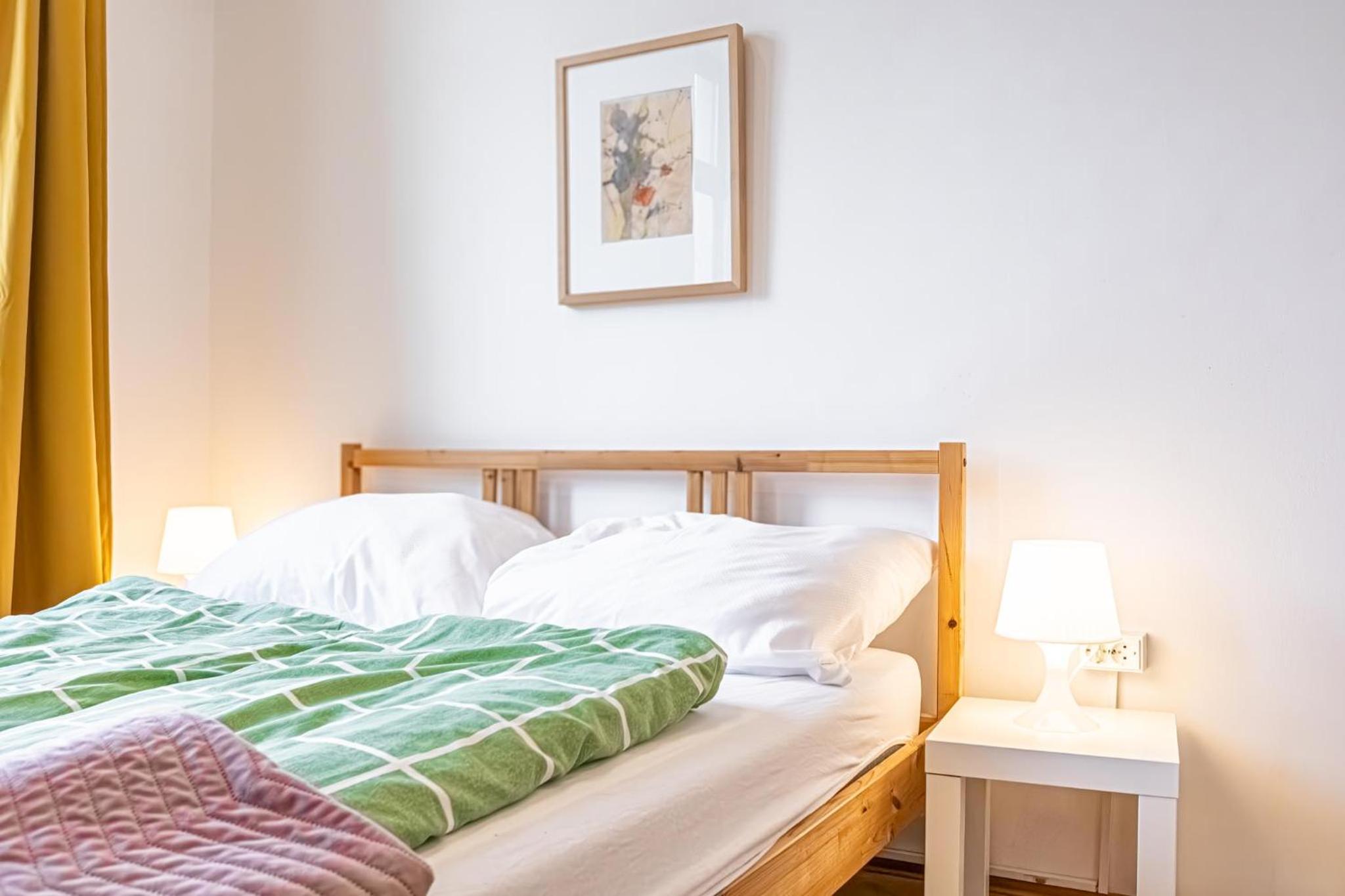 Near Danube and Lorenz Böhler - Stylish Private Rooms with Shared Garden, TV & WIFI