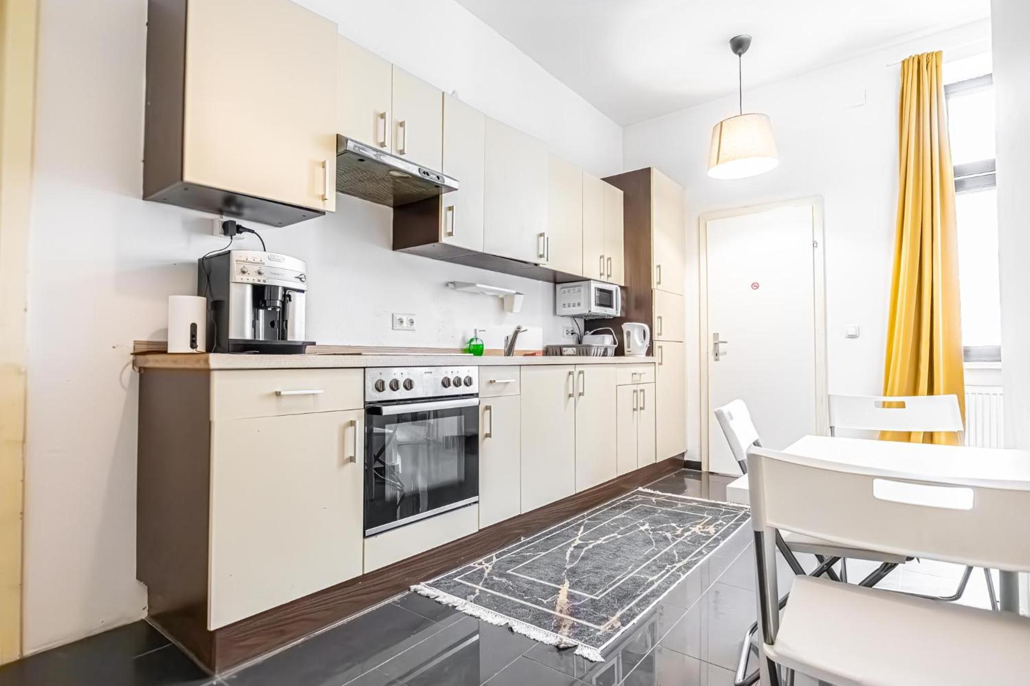 Near Danube and Lorenz Böhler - Stylish Private Rooms with Shared Garden, TV & WIFI