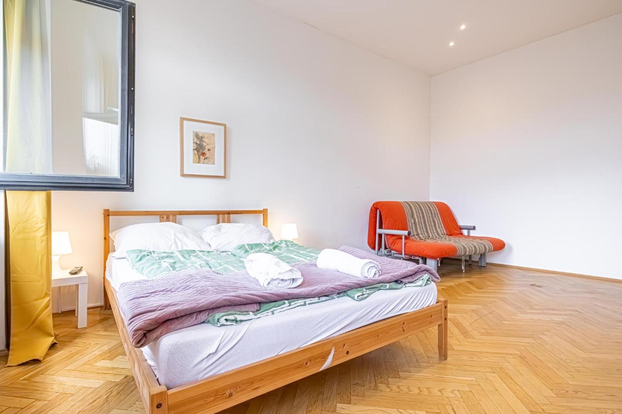 Near Danube and Lorenz Böhler - Stylish Private Rooms with Shared Garden, TV & WIFI