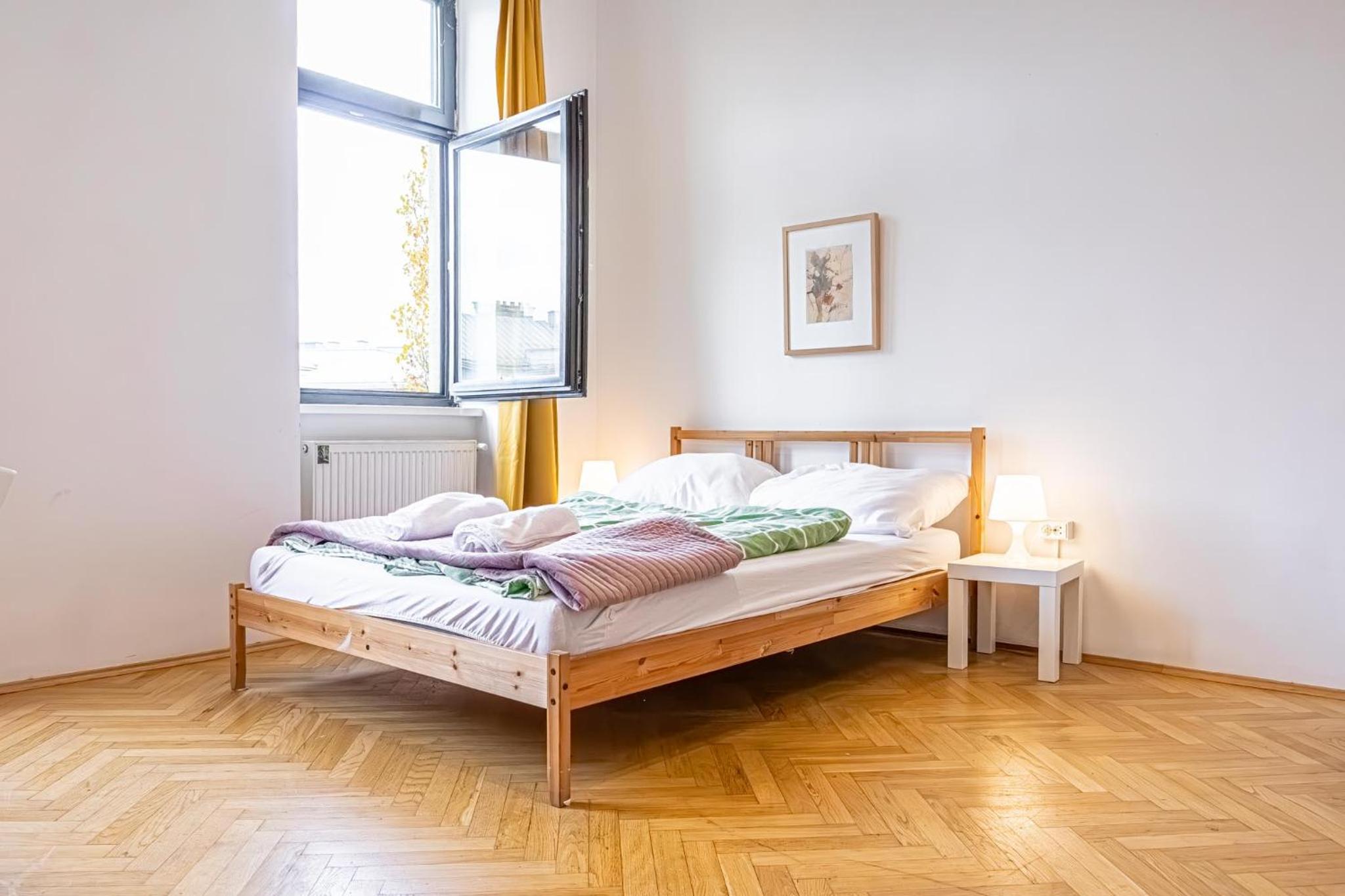 Near Danube and Lorenz Böhler - Stylish Private Rooms with Shared Garden, TV & WIFI