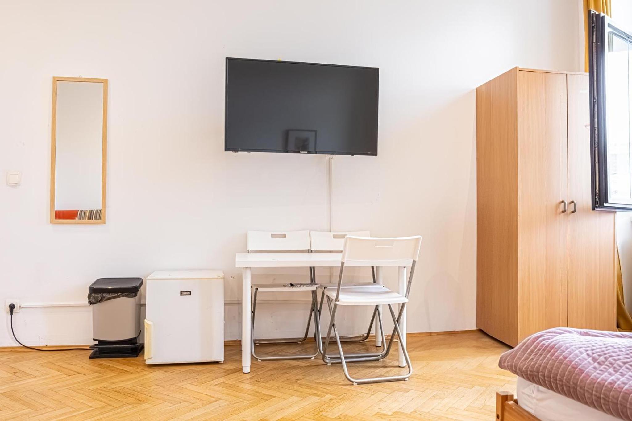 Near Danube and Lorenz Böhler - Stylish Private Rooms with Shared Garden, TV & WIFI