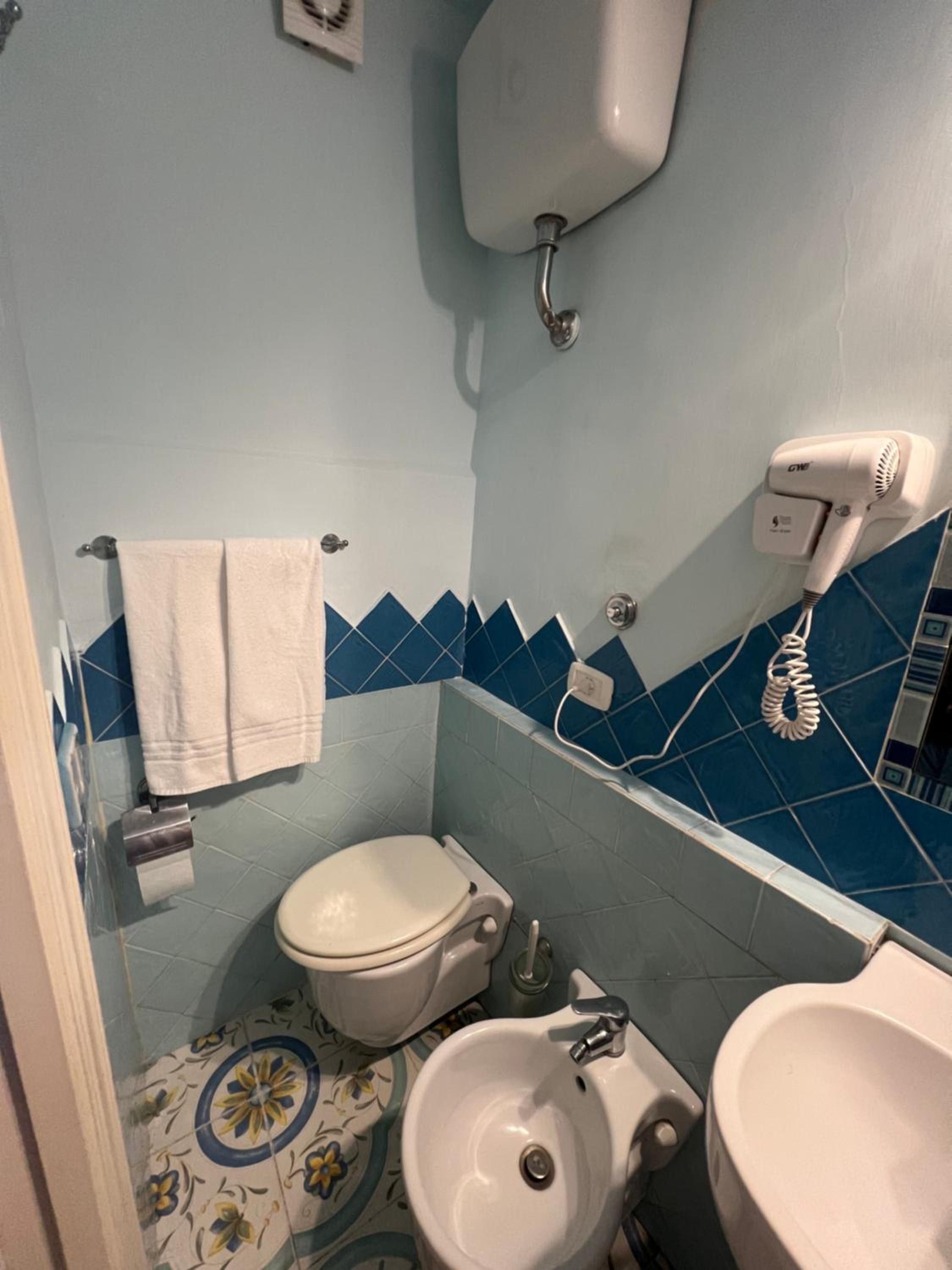 Beb Rosy en Naples — bathroom