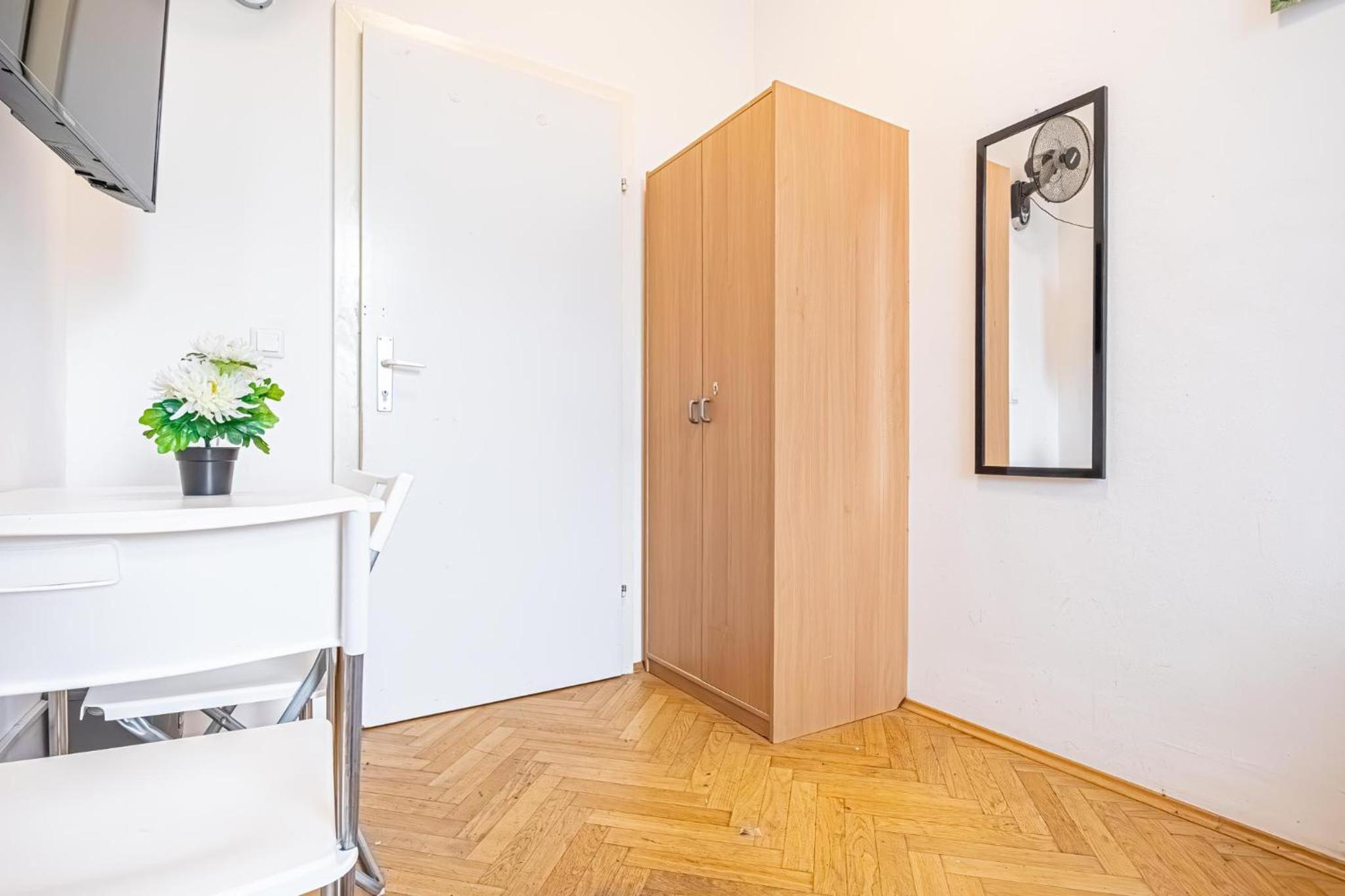 Near Danube and Lorenz Böhler - Stylish Private Rooms with Shared Garden, TV & WIFI