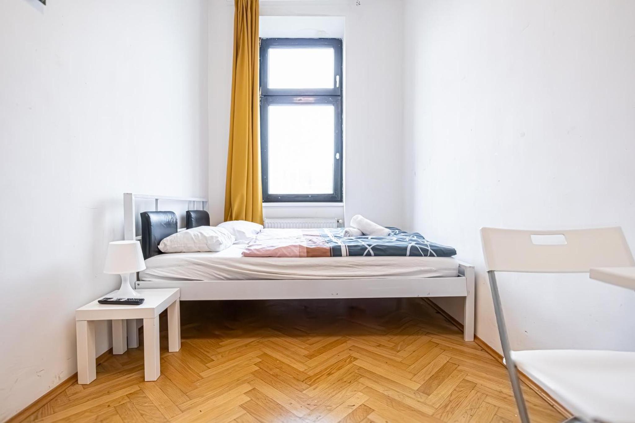 Near Danube and Lorenz Böhler - Stylish Private Rooms with Shared Garden, TV & WIFI