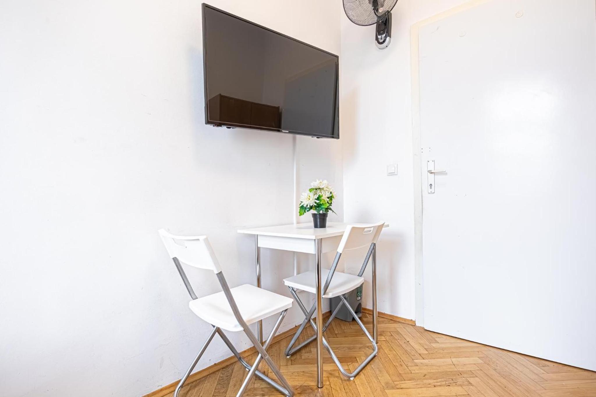 Near Danube and Lorenz Böhler - Stylish Private Rooms with Shared Garden, TV & WIFI