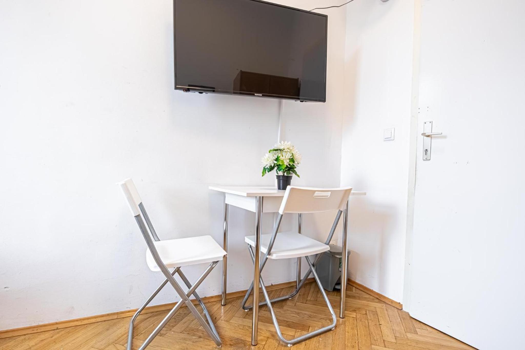 Near Danube and Lorenz Böhler - Stylish Private Rooms with Shared Garden, TV & WIFI