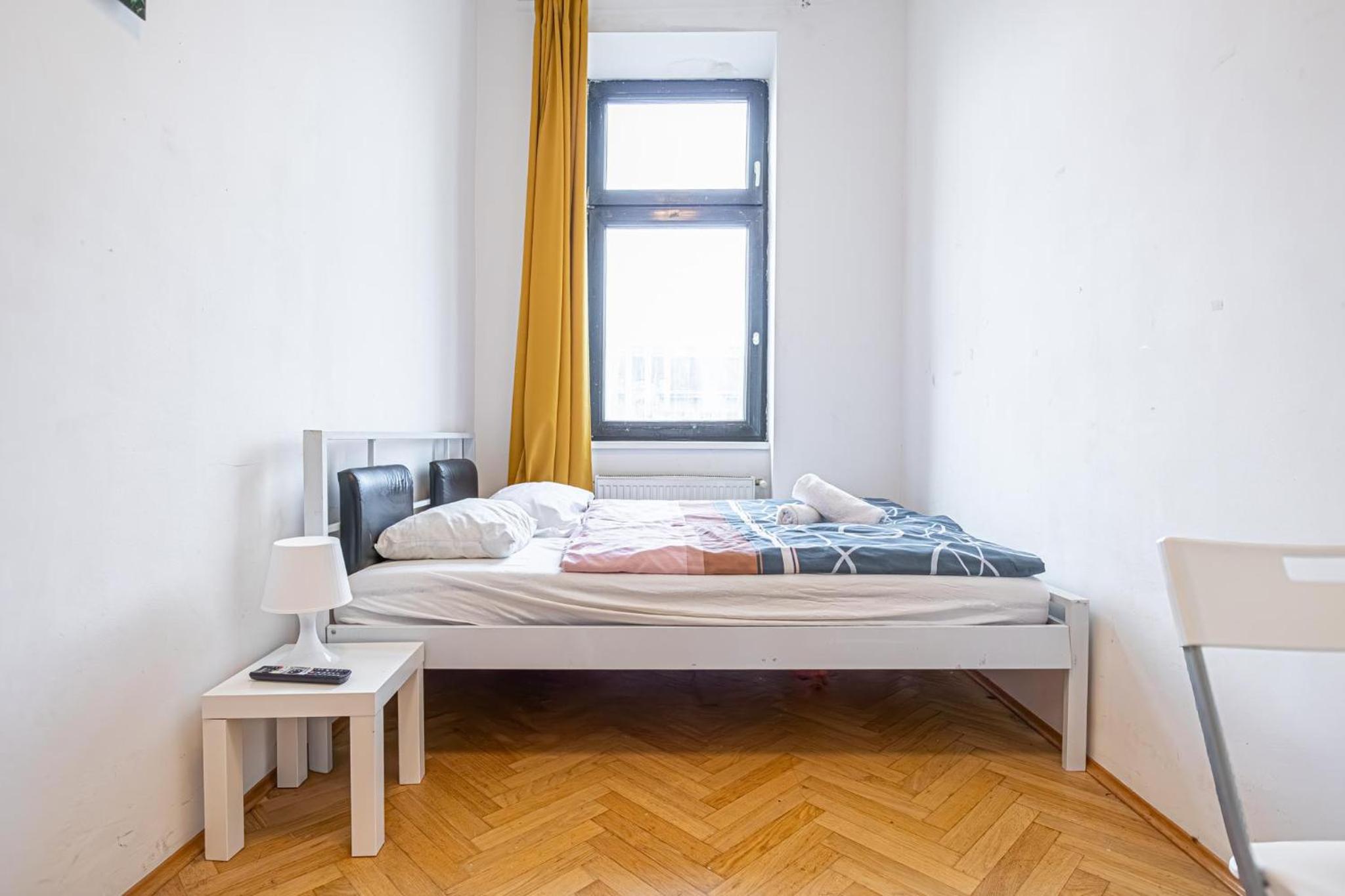 Near Danube and Lorenz Böhler - Stylish Private Rooms with Shared Garden, TV & WIFI