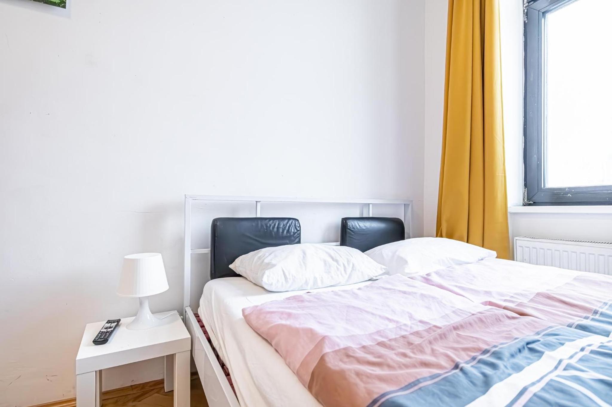 Near Danube and Lorenz Böhler - Stylish Private Rooms with Shared Garden, TV & WIFI
