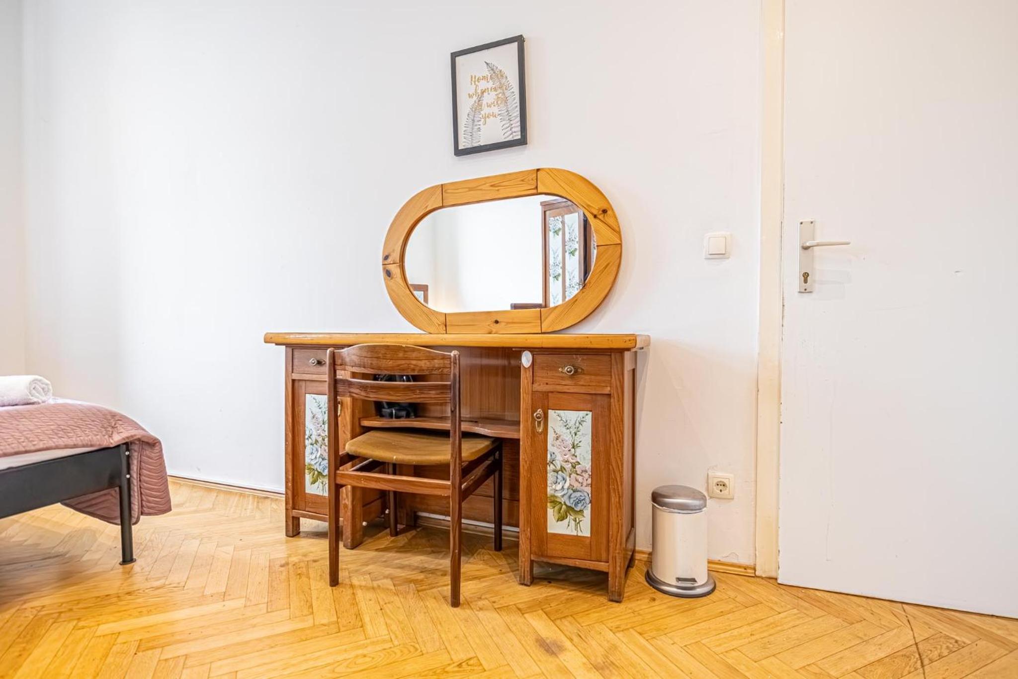 Near Danube and Lorenz Böhler - Stylish Private Rooms with Shared Garden, TV & WIFI