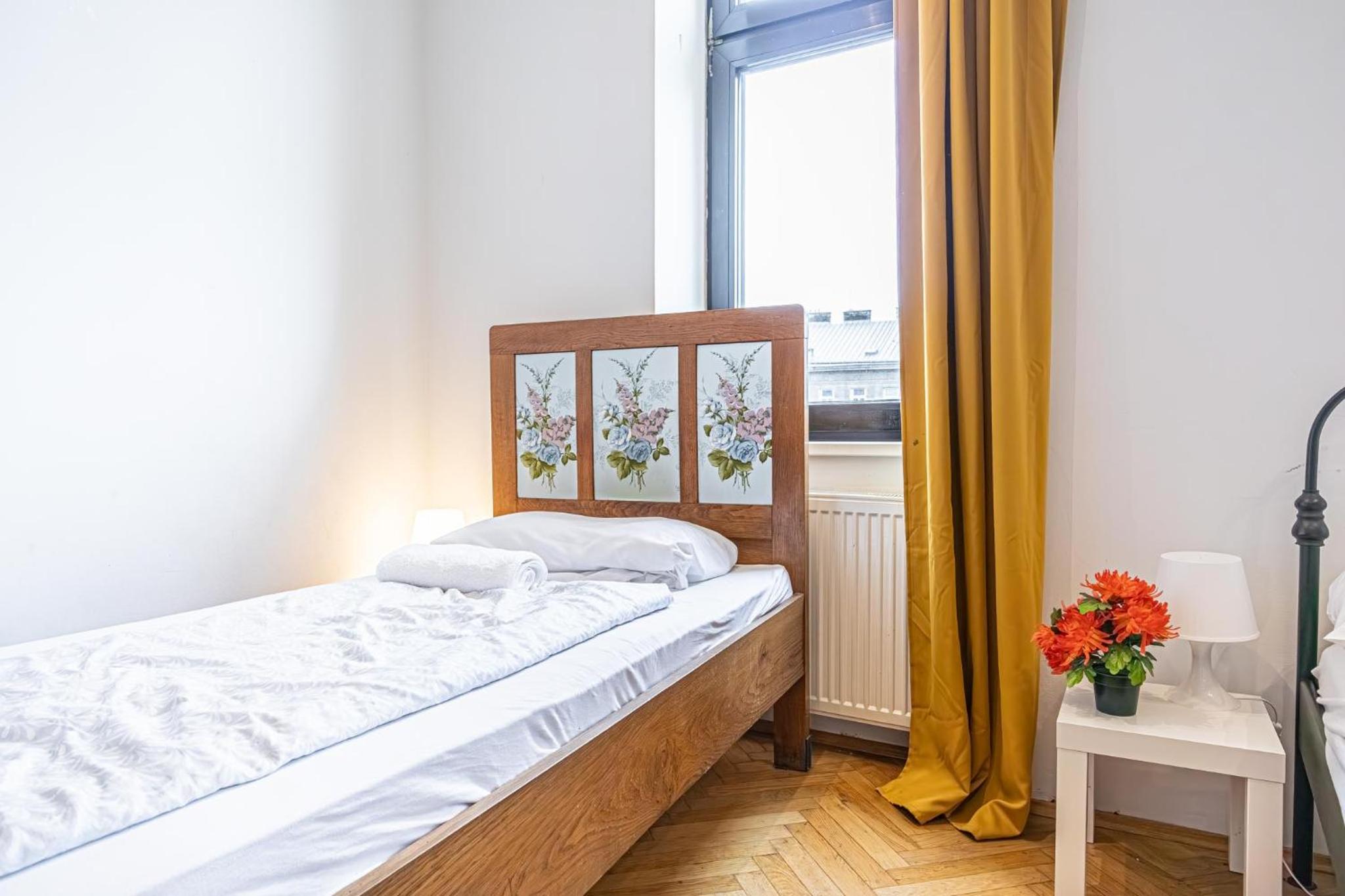 Near Danube and Lorenz Böhler - Stylish Private Rooms with Shared Garden, TV & WIFI