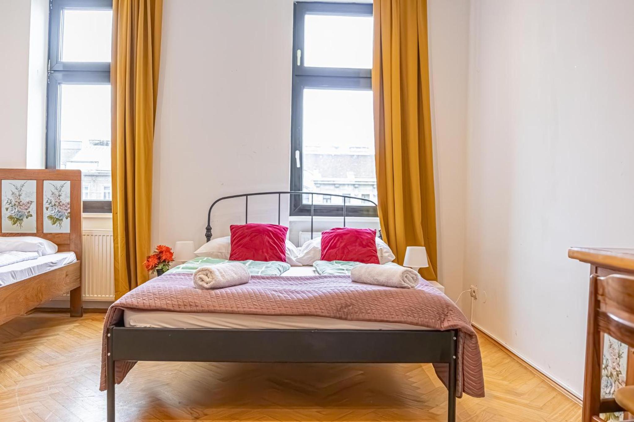 Near Danube and Lorenz Böhler - Stylish Private Rooms with Shared Garden, TV & WIFI