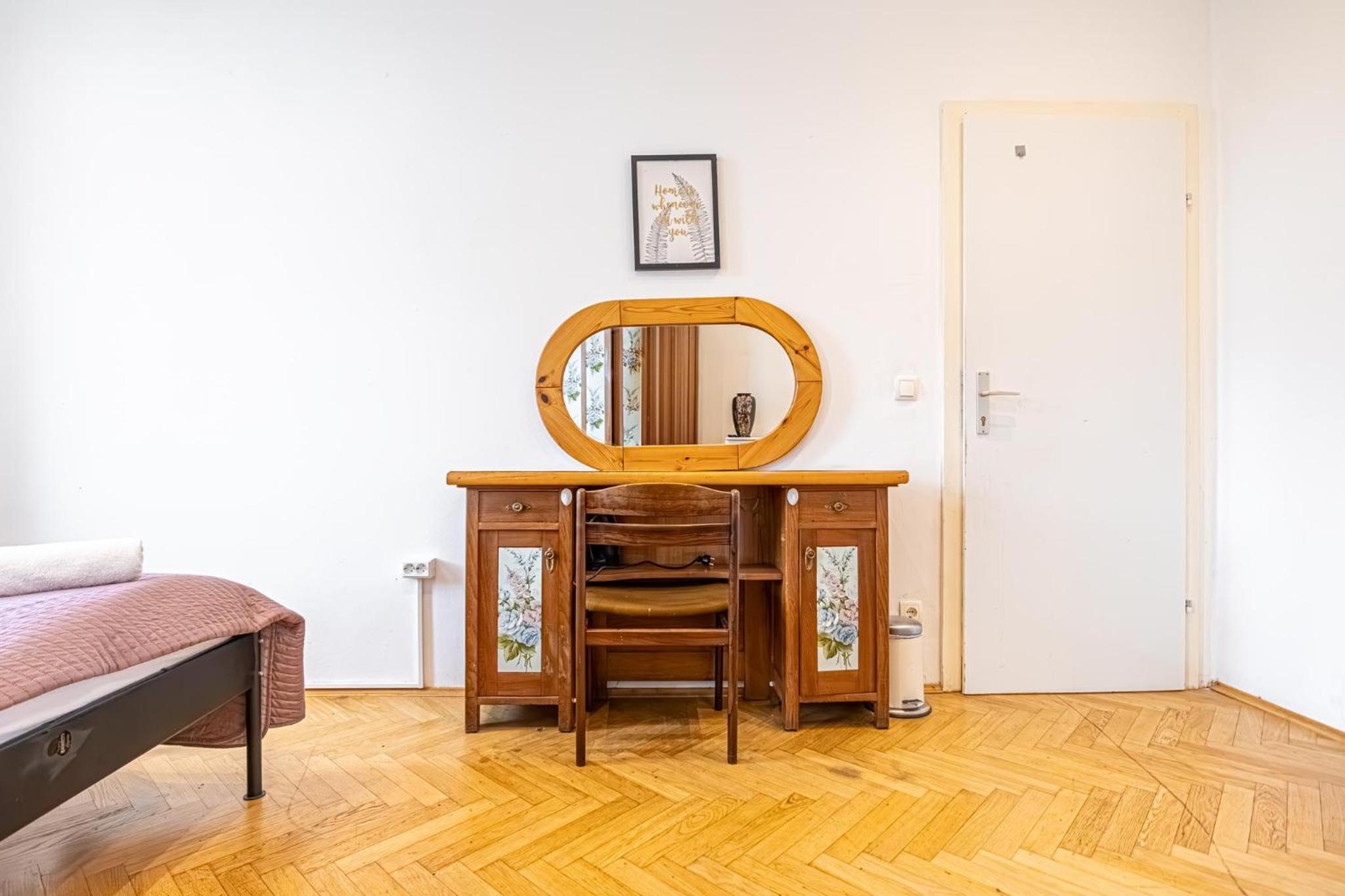 Near Danube and Lorenz Böhler - Stylish Private Rooms with Shared Garden, TV & WIFI