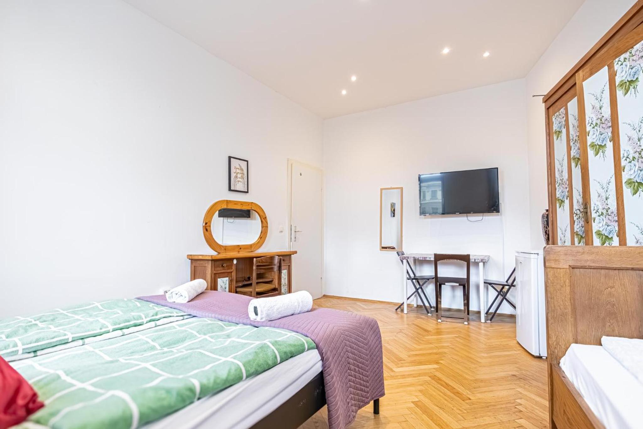 Near Danube and Lorenz Böhler - Stylish Private Rooms with Shared Garden, TV & WIFI