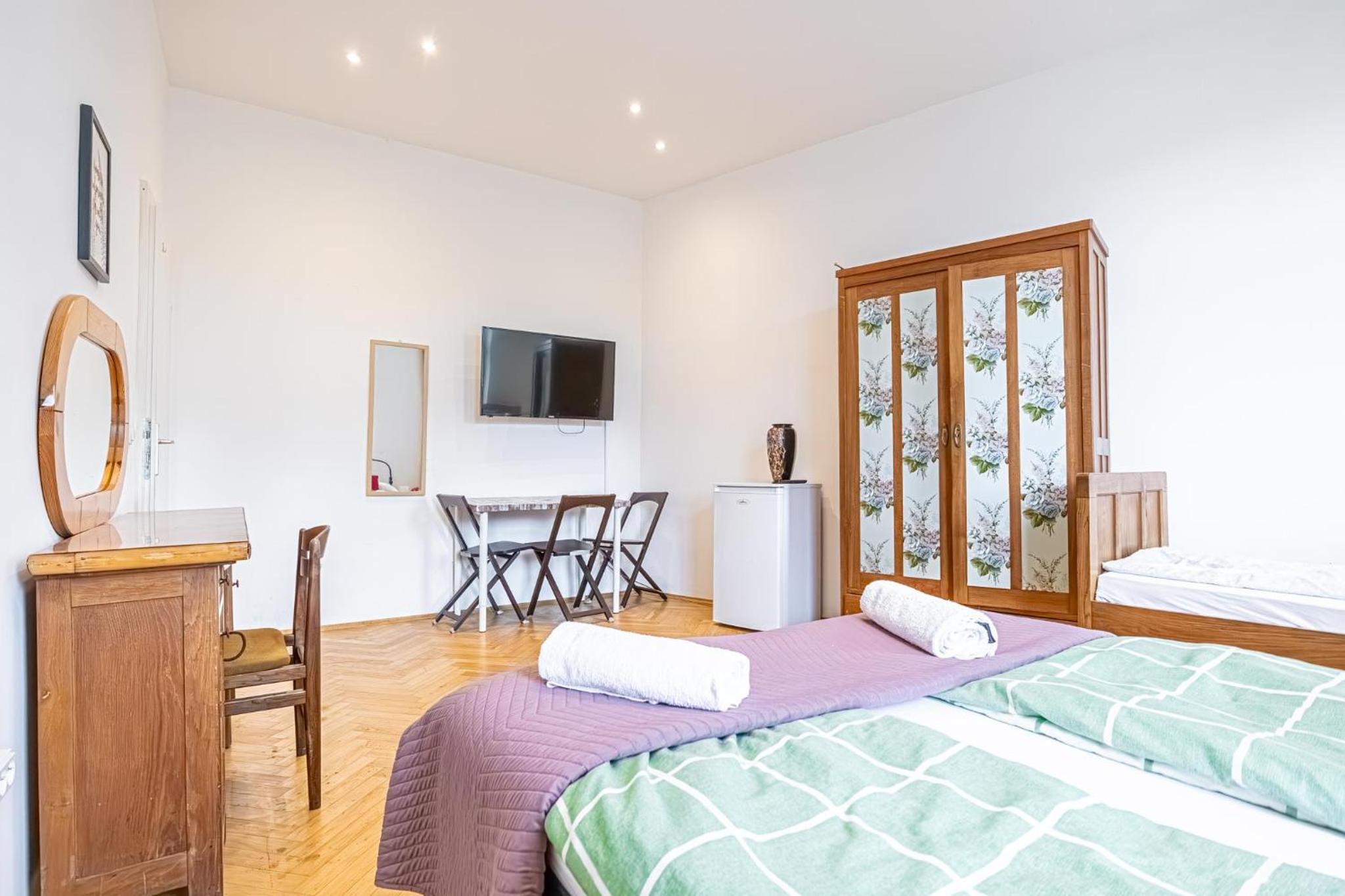 Near Danube and Lorenz Böhler - Stylish Private Rooms with Shared Garden, TV & WIFI