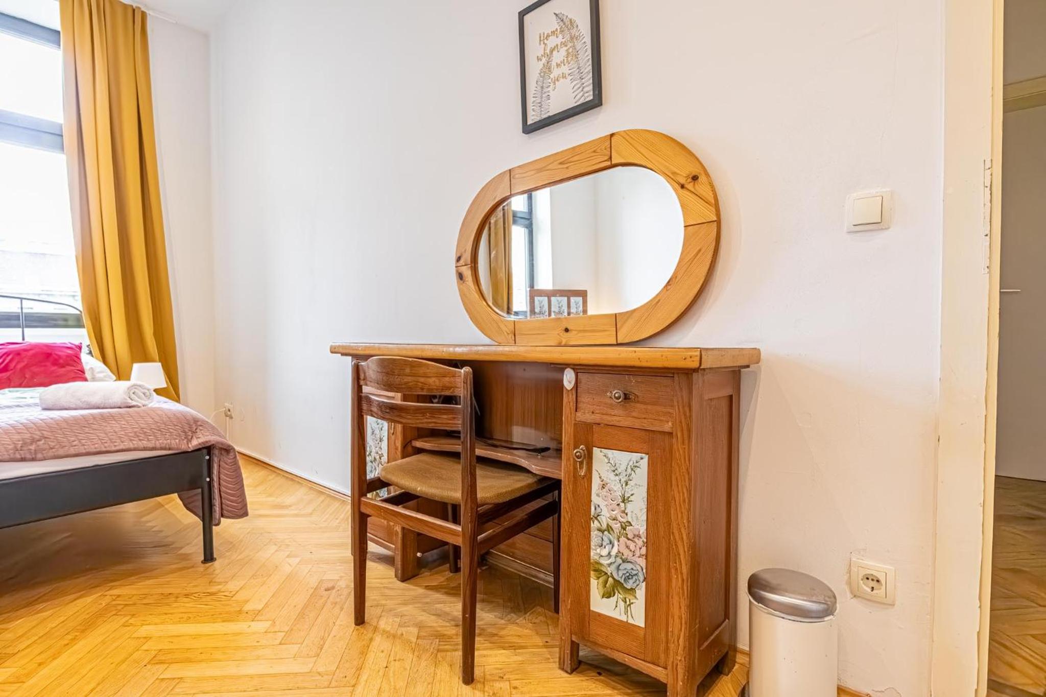 Near Danube and Lorenz Böhler - Stylish Private Rooms with Shared Garden, TV & WIFI