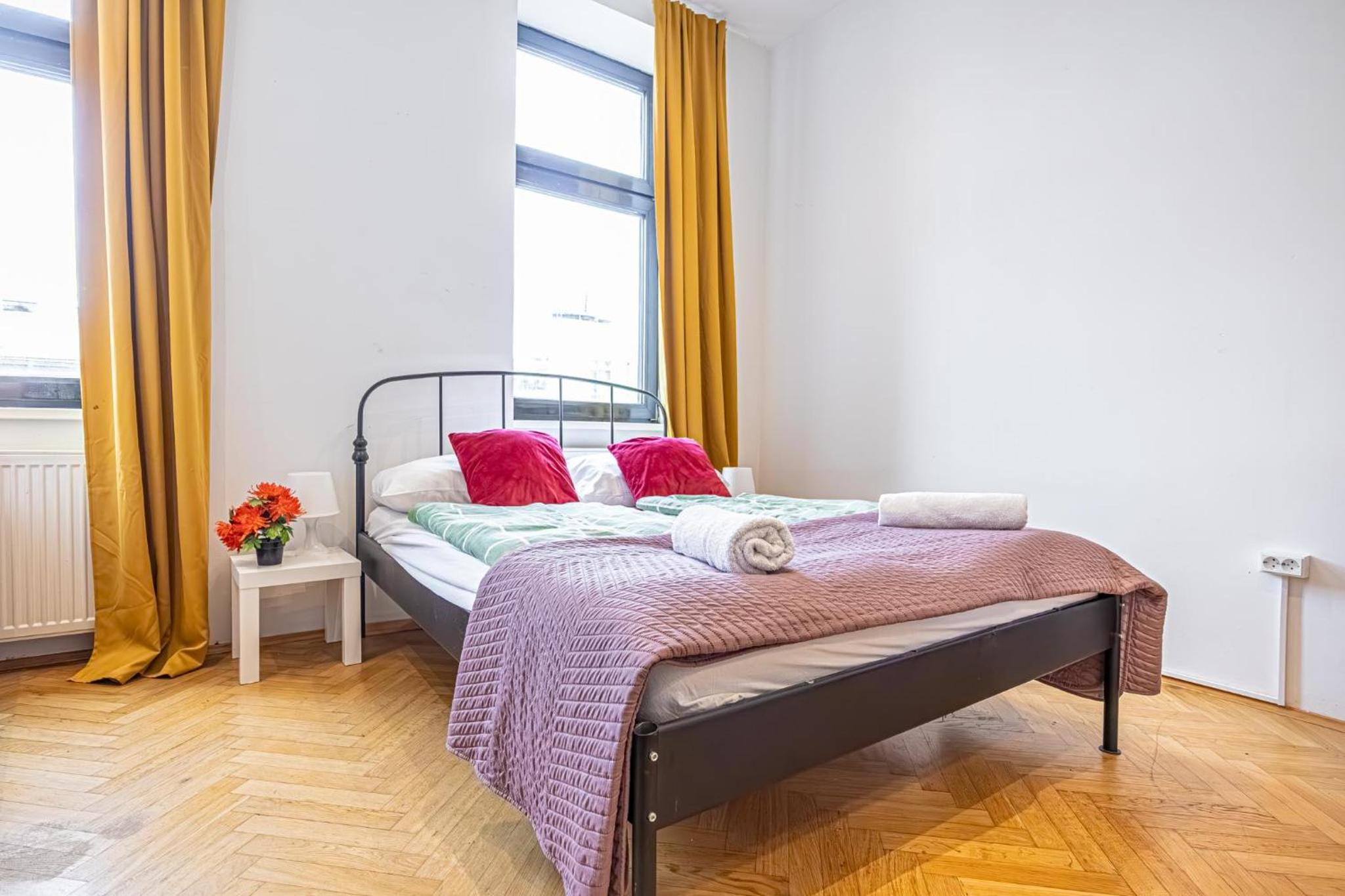 Near Danube and Lorenz Böhler - Stylish Private Rooms with Shared Garden, TV & WIFI