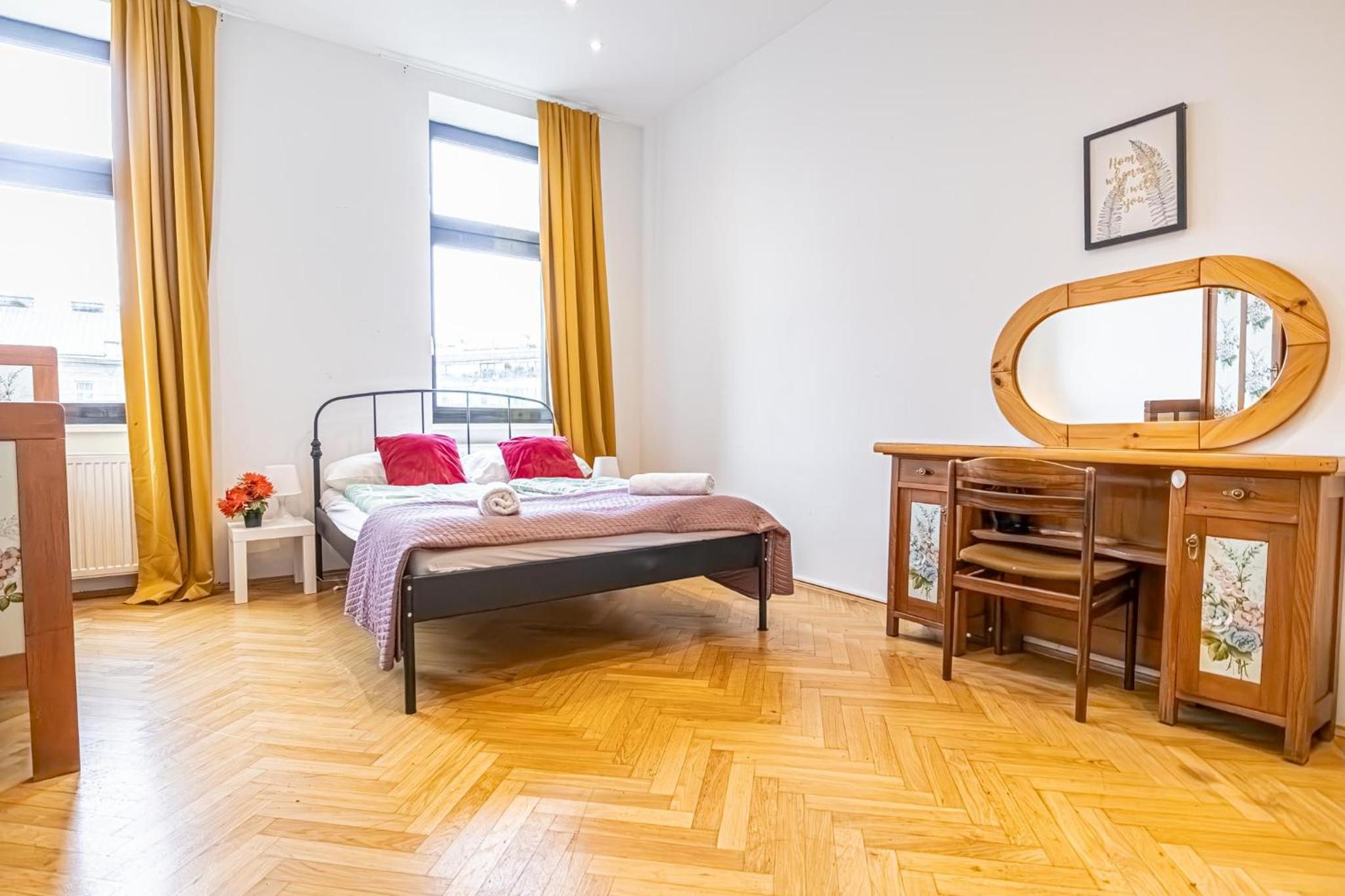 Near Danube and Lorenz Böhler - Stylish Private Rooms with Shared Garden, TV & WIFI