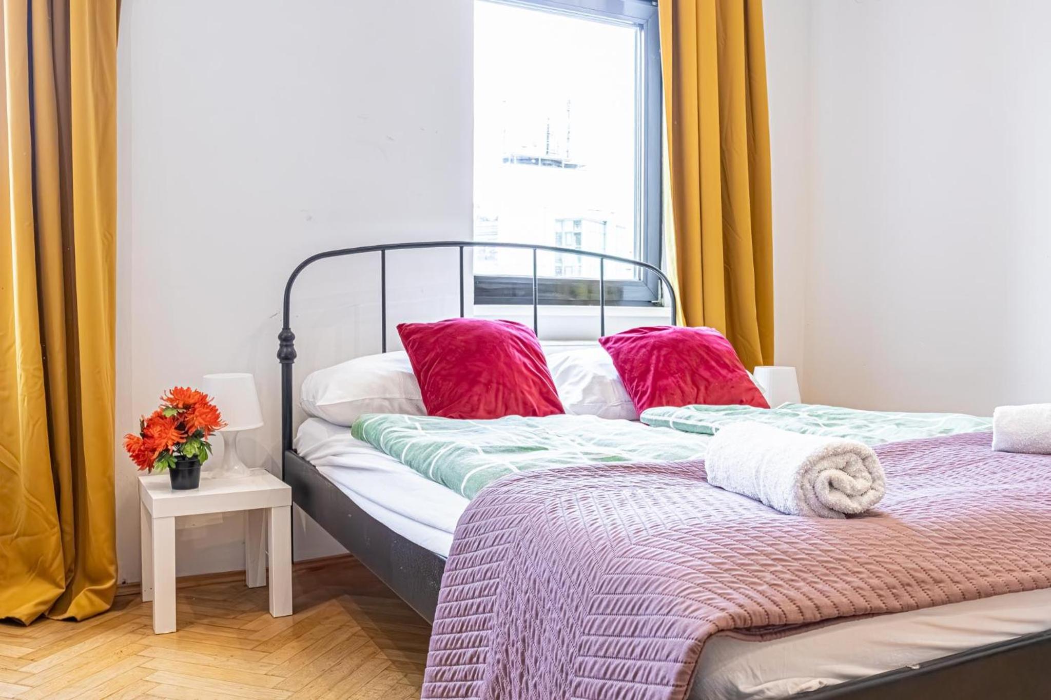 Near Danube and Lorenz Böhler - Stylish Private Rooms with Shared Garden, TV & WIFI